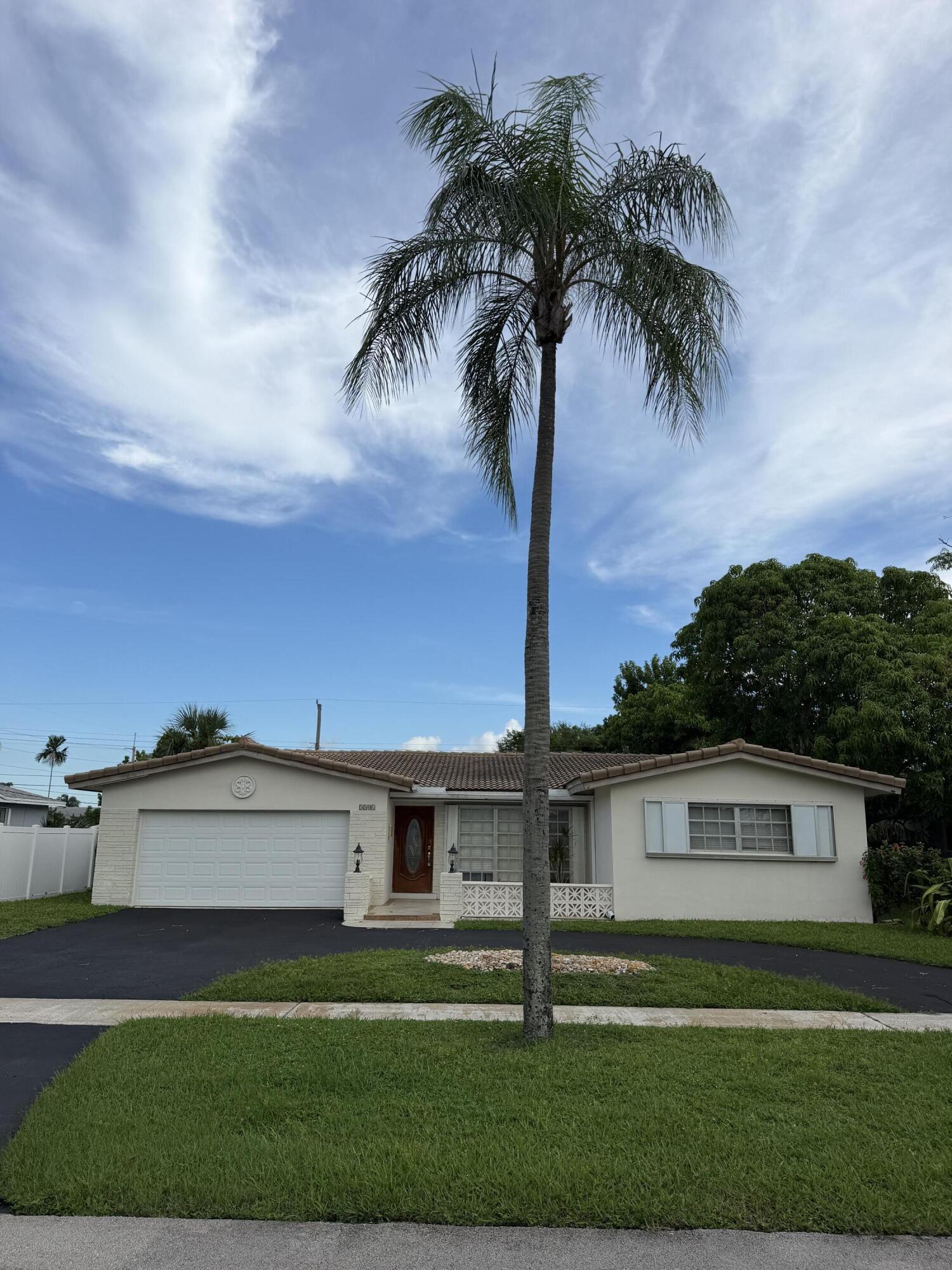 Foto de propiedad en 5501 MONROE Street, Hollywood, FL 33021 Hollywood con MLS# 