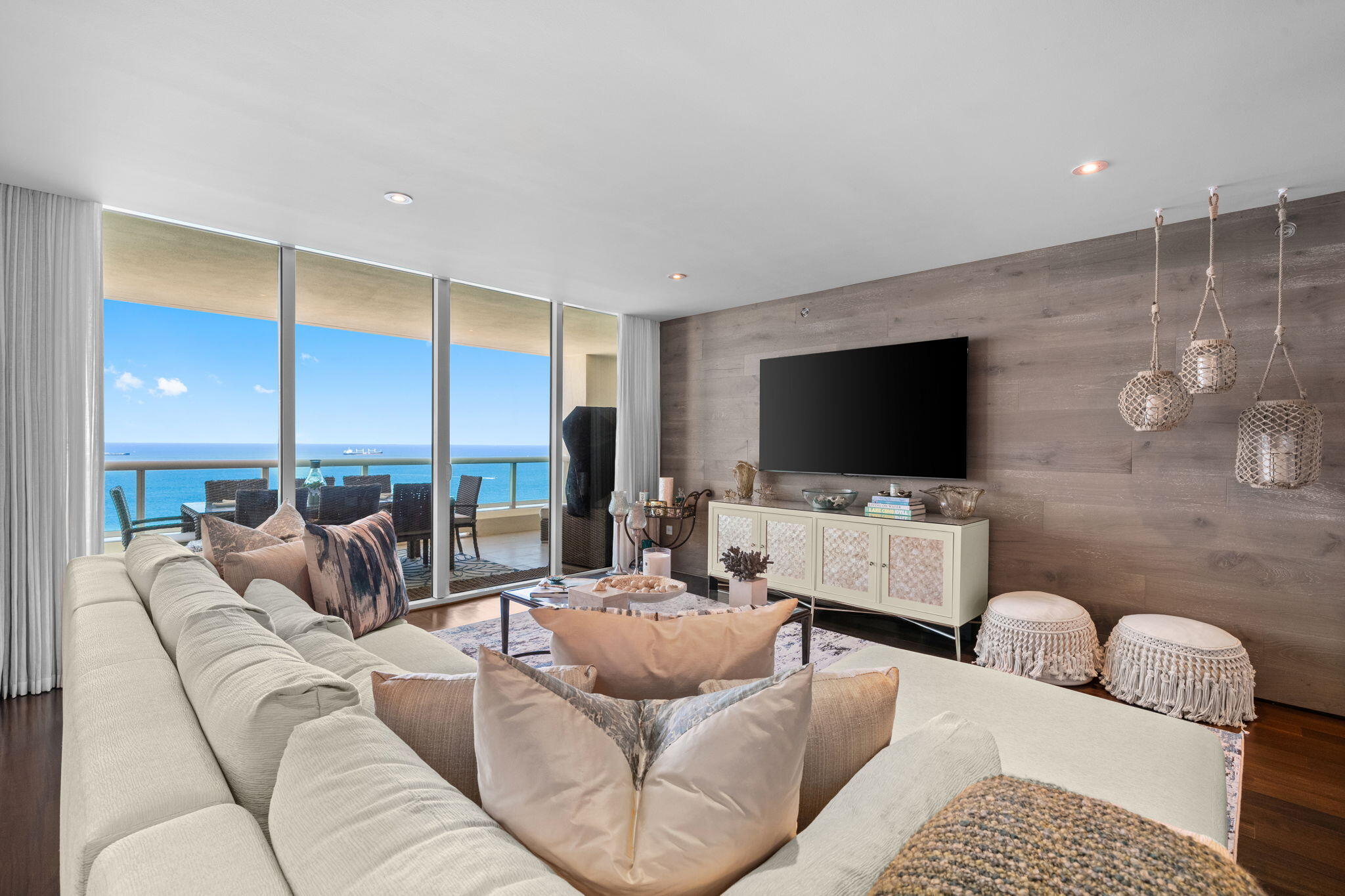 Foto de propiedad en 101 S FORT LAUDERDALE BEACH Boulevard 2303, Fort Lauderdale, FL 33316 Fort Lauderdale con MLS# 