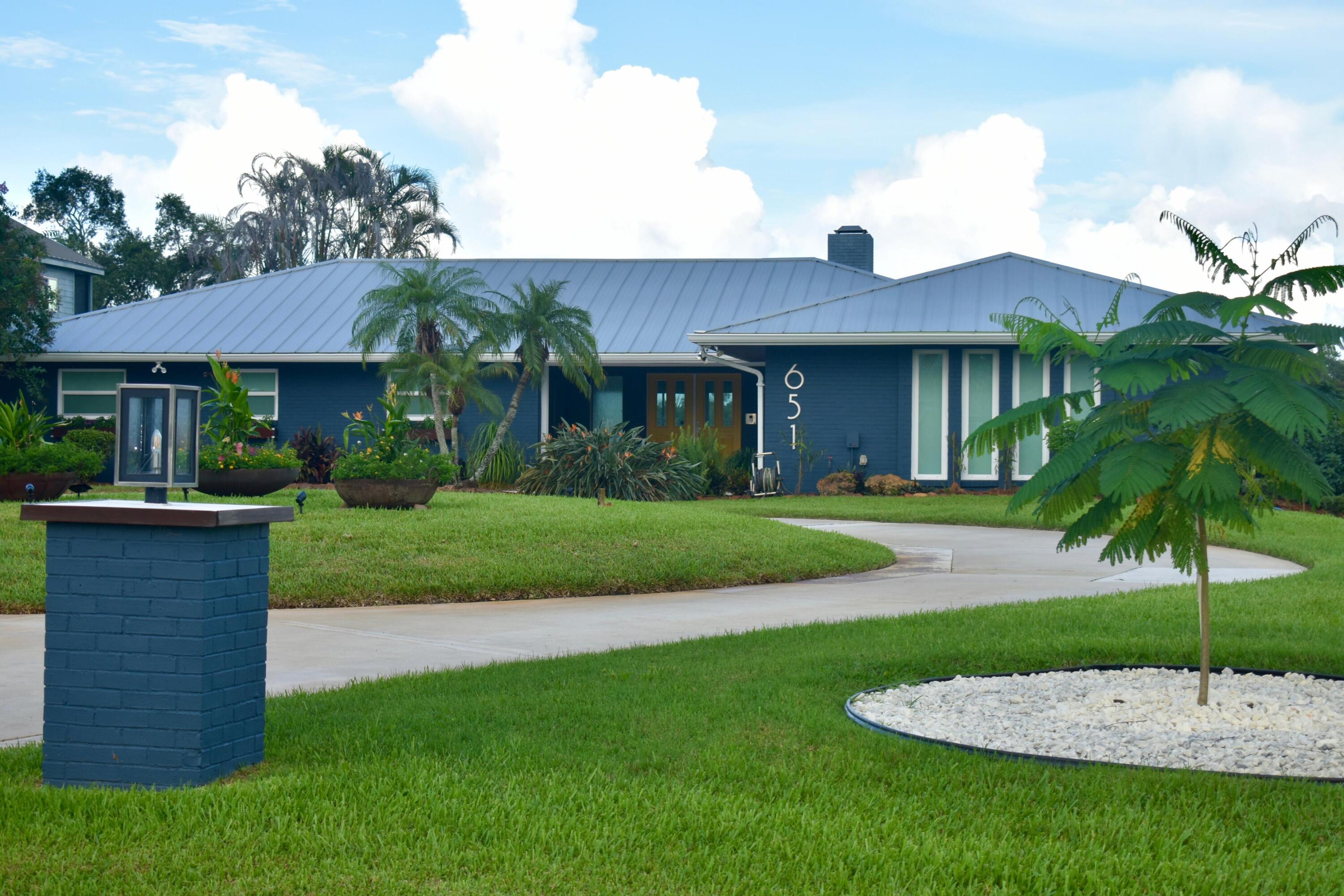 Foto de propiedad en 651 SE Hidden River Drive, Port St. Lucie, FL 34983 Port St. Lucie con MLS# 