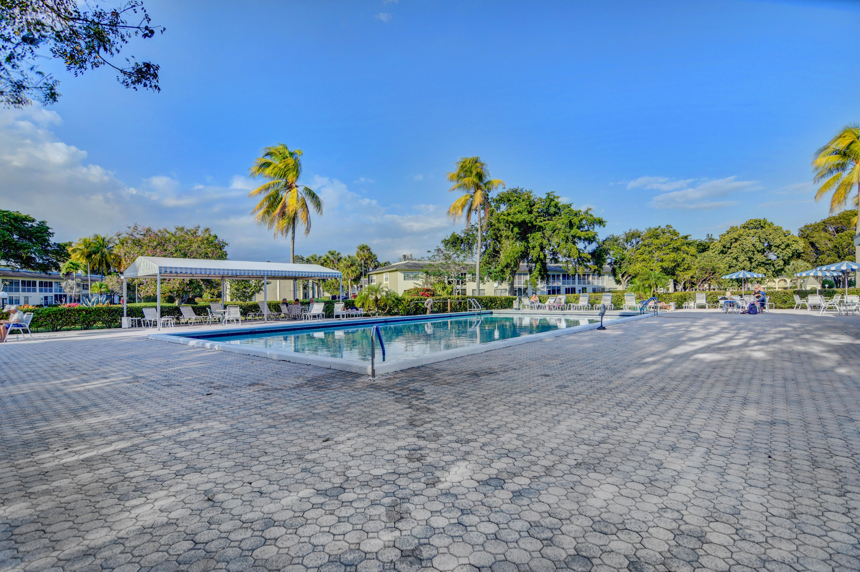 Foto de propiedad en 372 W RIVERBEND Drive 372, Sunrise, FL 33326 Sunrise con MLS# 
