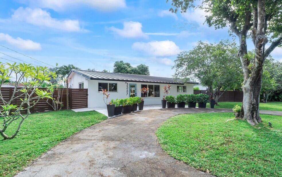 Foto de propiedad en 3557 LLOYD Drive, Oakland Park, FL 33309 Oakland Park con MLS# 