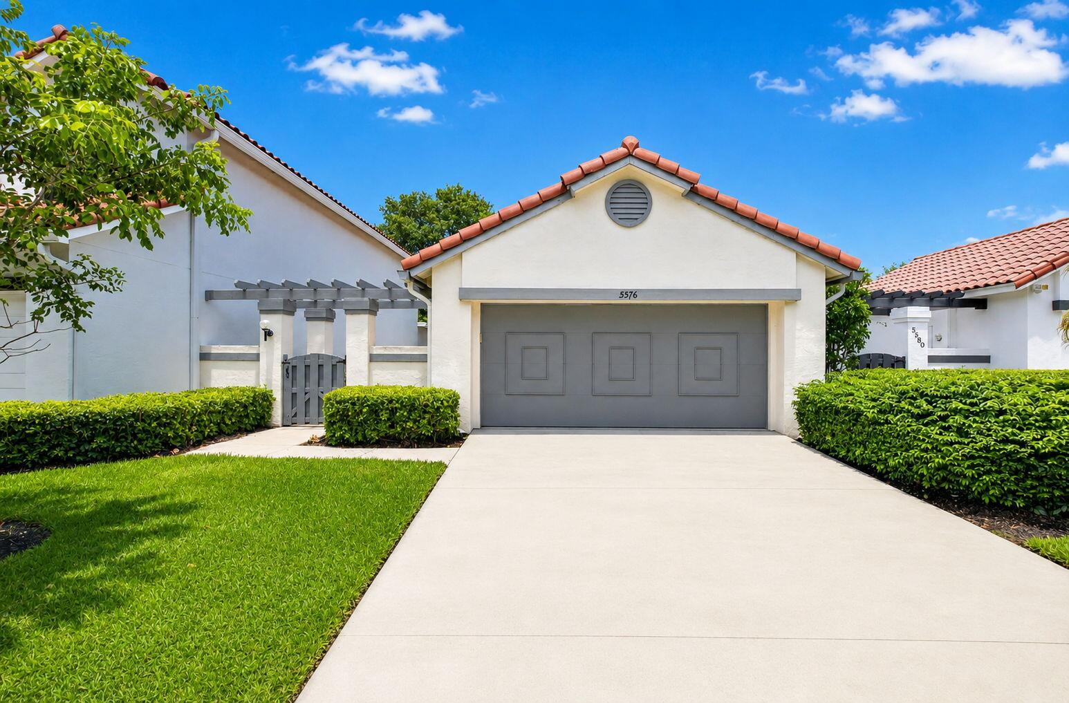 Foto de propiedad en 5576 Fox Hollow Drive, Boca Raton, FL 33486 Boca Raton con MLS# 