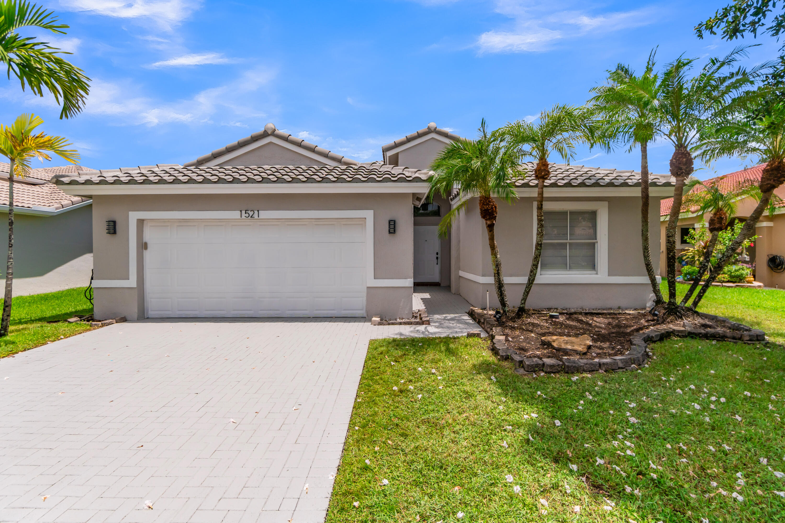 Foto de propiedad en 1521 SW 186th Avenue, Pembroke Pines, FL 33029 Pembroke Pines con MLS# 