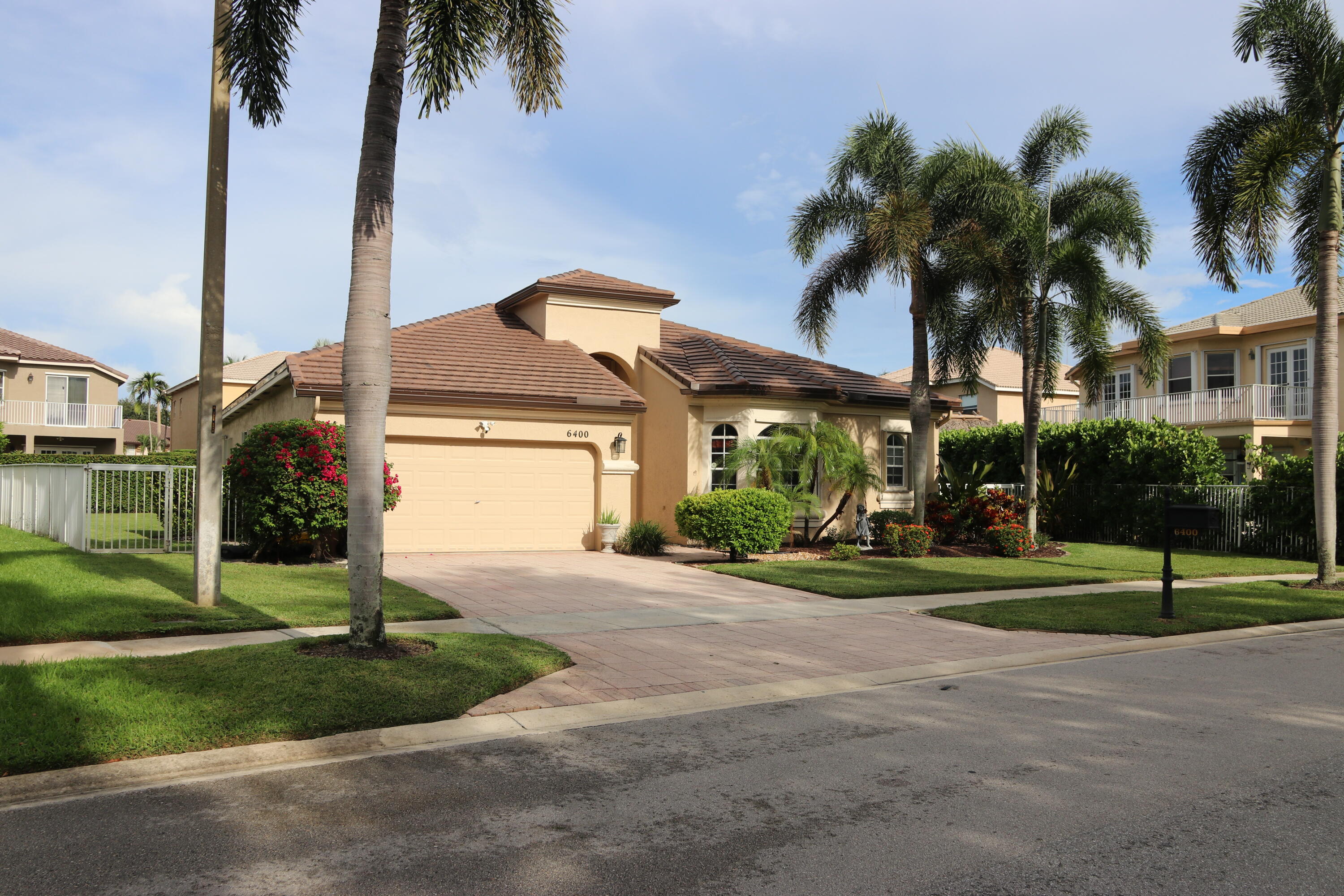 Foto de propiedad en 6400 Squirewood Way, Lake Worth, FL 33467 Lake Worth con MLS# 