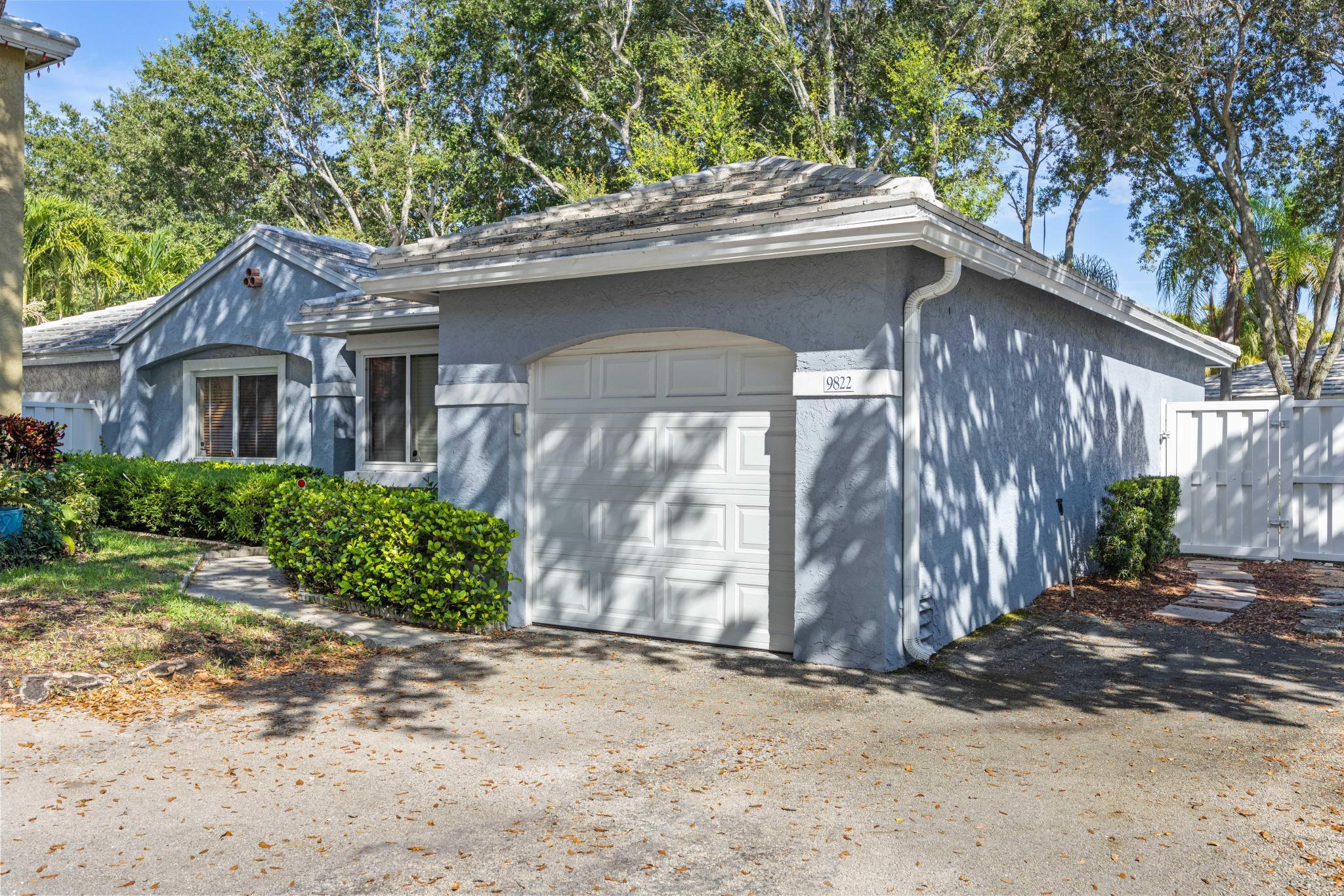 Foto de propiedad en 9822 NW 2ND Court, Plantation, FL 33324 Plantation con MLS# 
