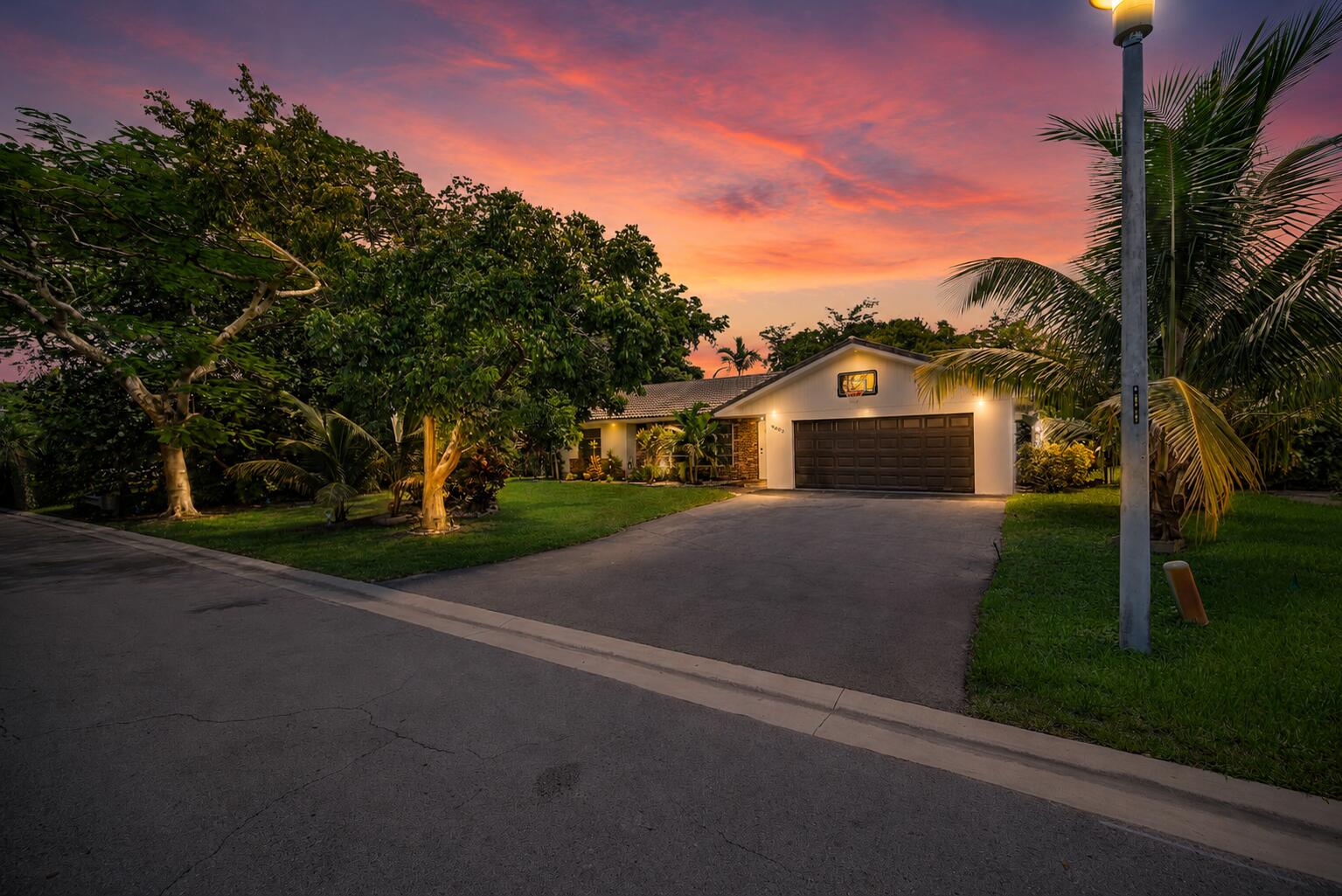 Foto de propiedad en 4203 NW 75TH Avenue, Coral Springs, FL 33065 Coral Springs con MLS# 