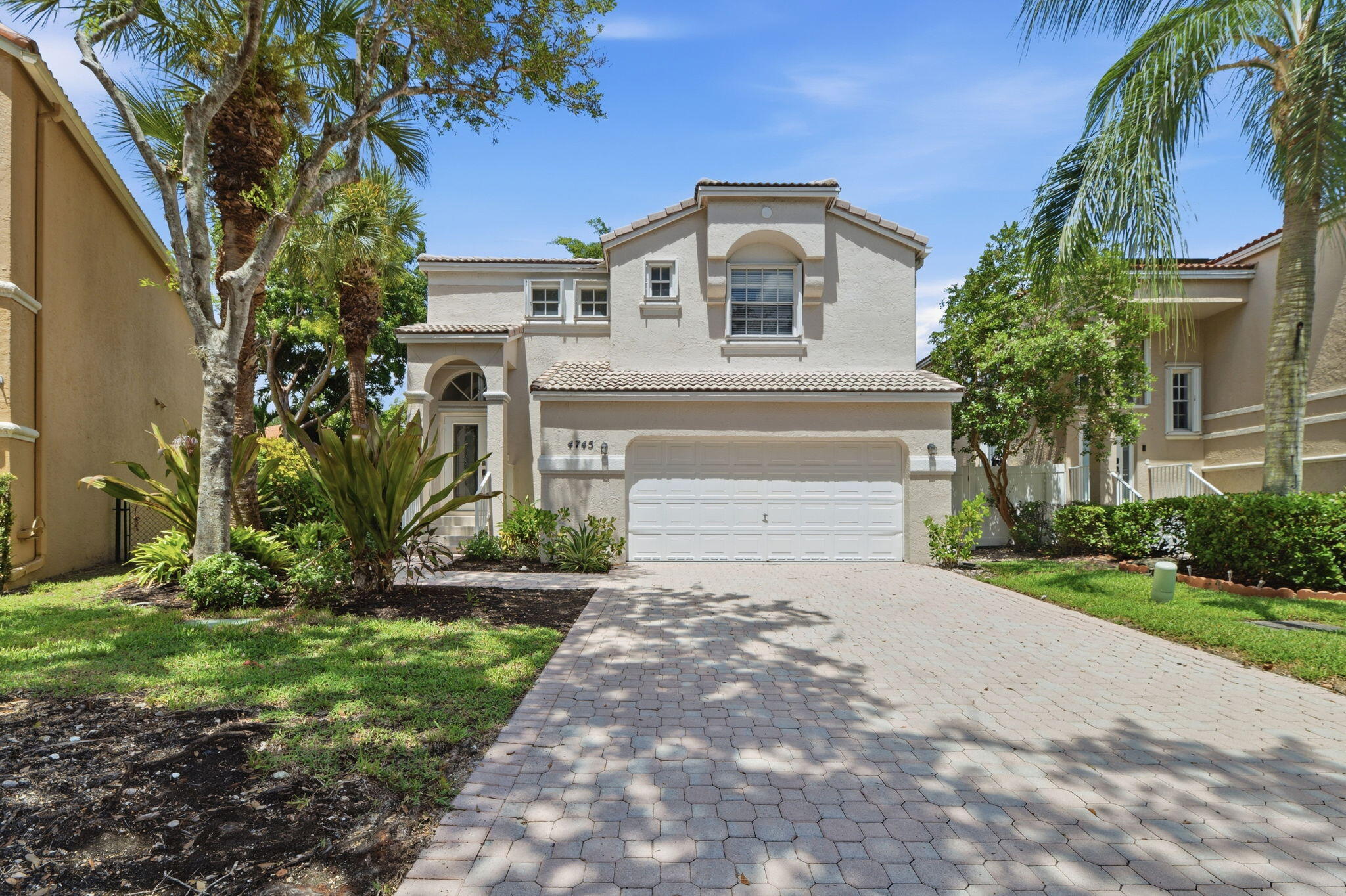 Foto de propiedad en 4745 NW 114th Drive, Coral Springs, FL 33076 Coral Springs con MLS# 