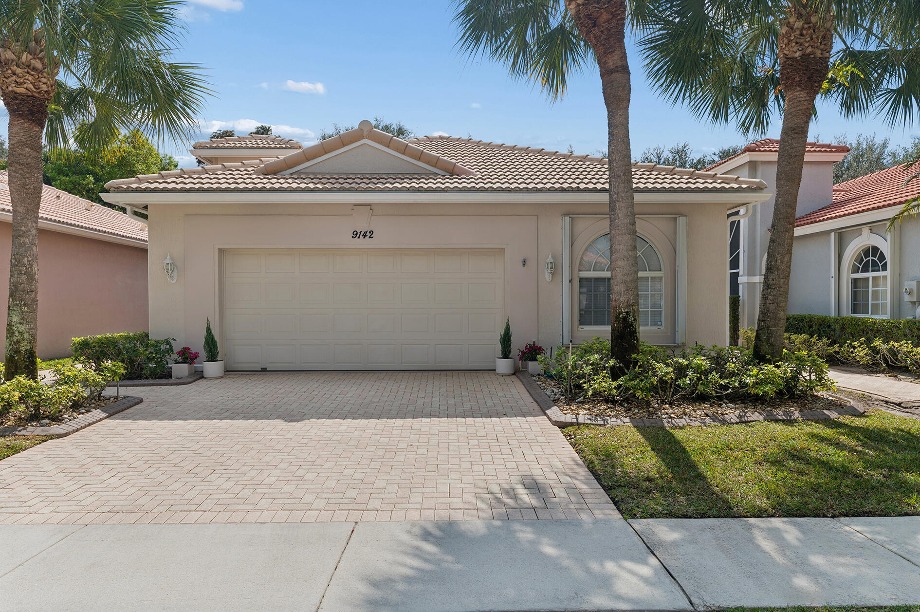 Foto de propiedad en 9142 BAY POINT Circle, West Palm Beach, FL 33411 West Palm Beach con MLS# 