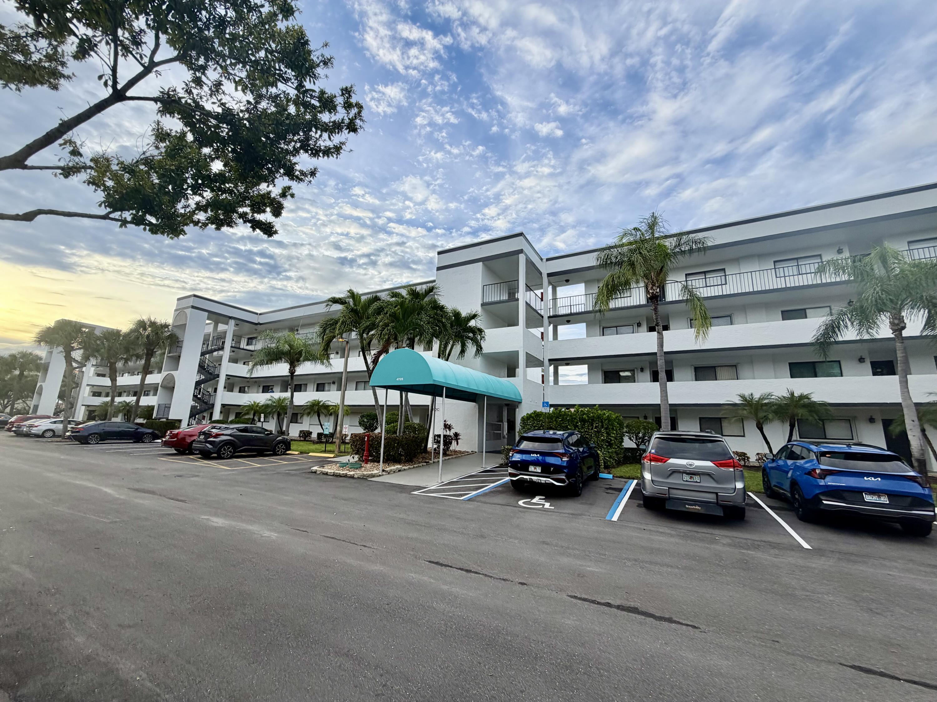 Foto de propiedad en 4725 LUCERNE LAKES E 214, Lake Worth, FL 33467 Lake Worth con MLS# 