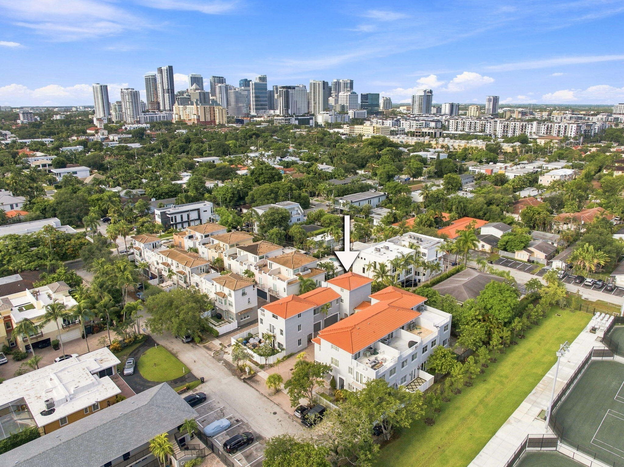 Foto de propiedad en 633 NE 11TH Avenue, Fort Lauderdale, FL 33304 Fort Lauderdale con MLS# 