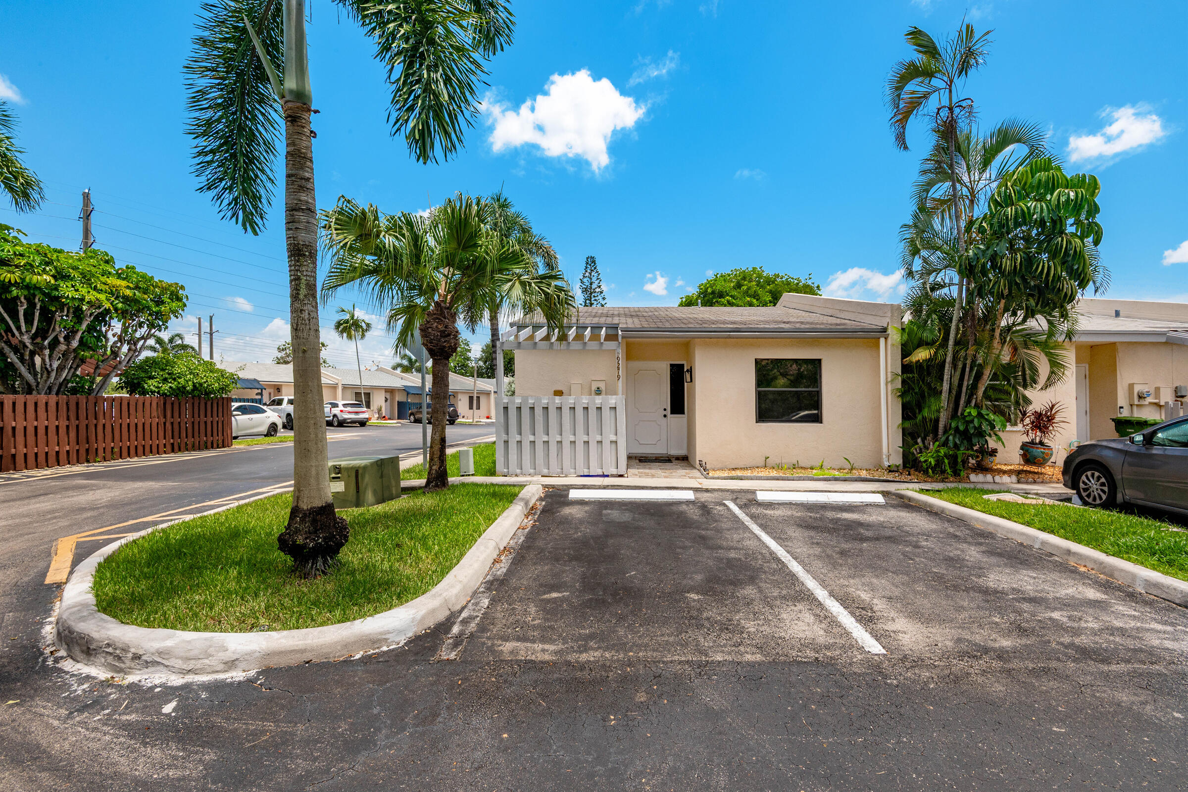 Foto de propiedad en 9279 NW 17TH Court, Pembroke Pines, FL 33024 Pembroke Pines con MLS# 