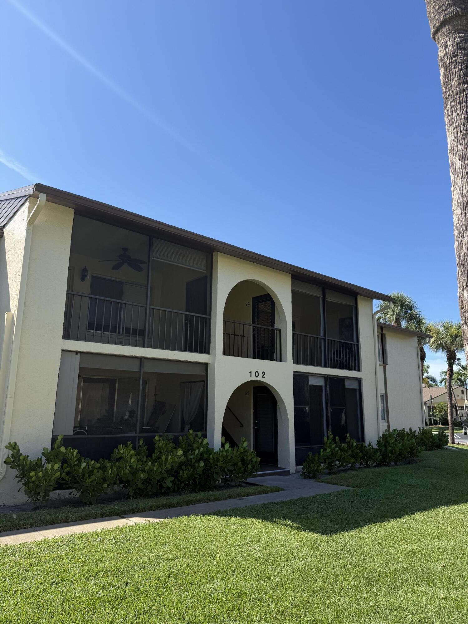 Foto de propiedad en 102 LAKE PINE Circle C-2, Greenacres, FL 33463 Greenacres con MLS# 