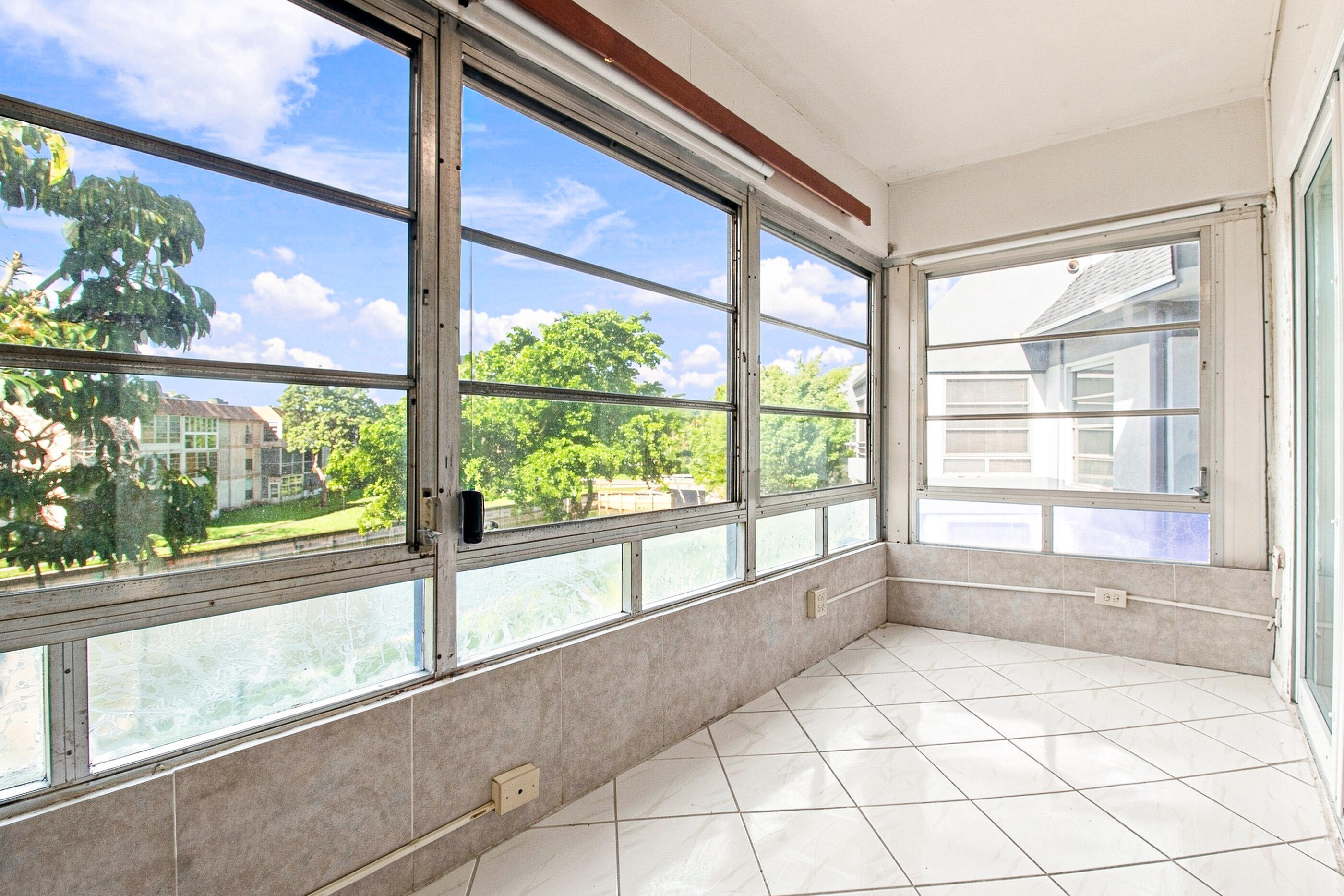 Foto de propiedad en 8321 Sands Point Boulevard D305, Tamarac, FL 33321 Tamarac con MLS# 
