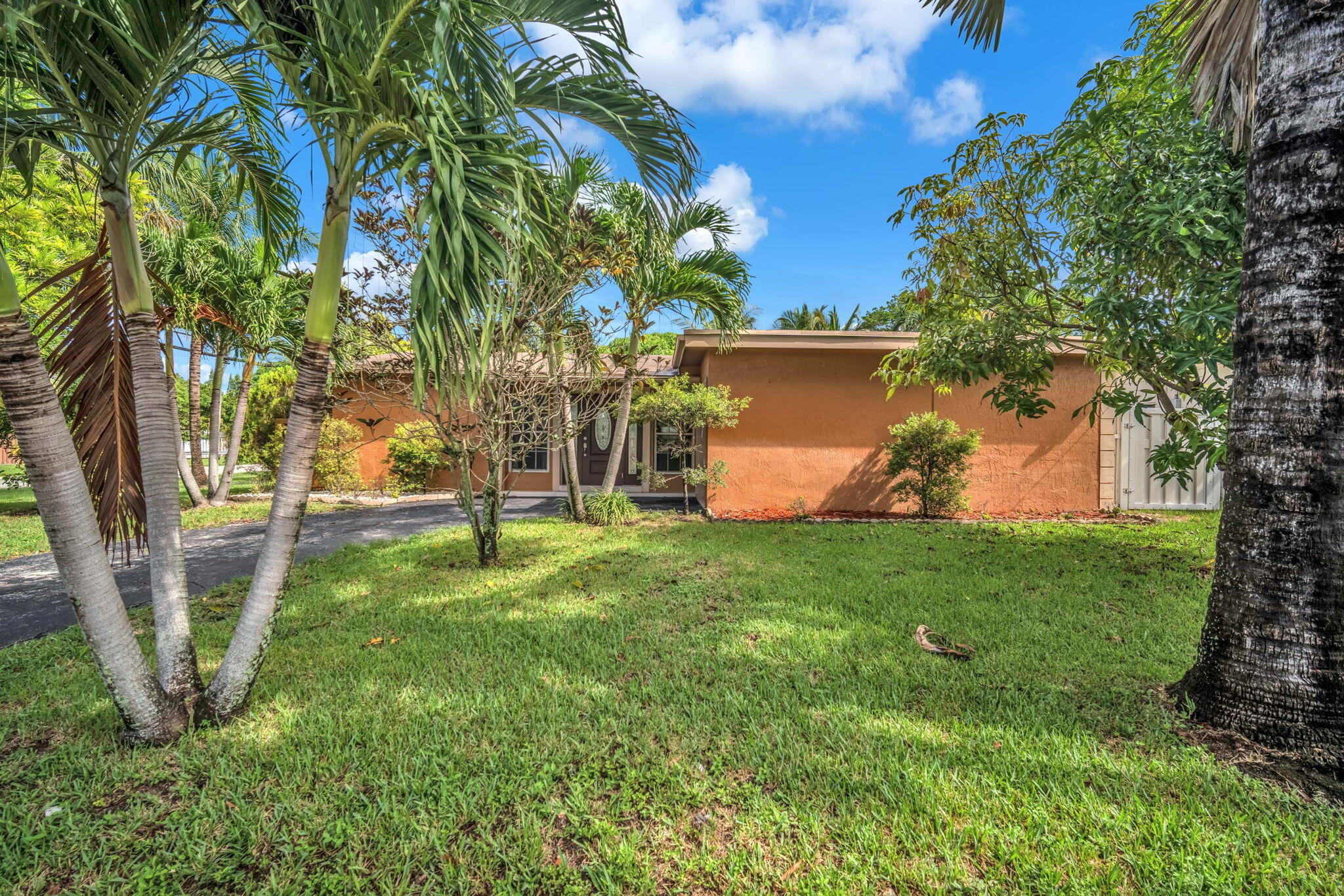 Foto de propiedad en 7399 NW 20TH Court, Sunrise, FL 33313 Sunrise con MLS# 