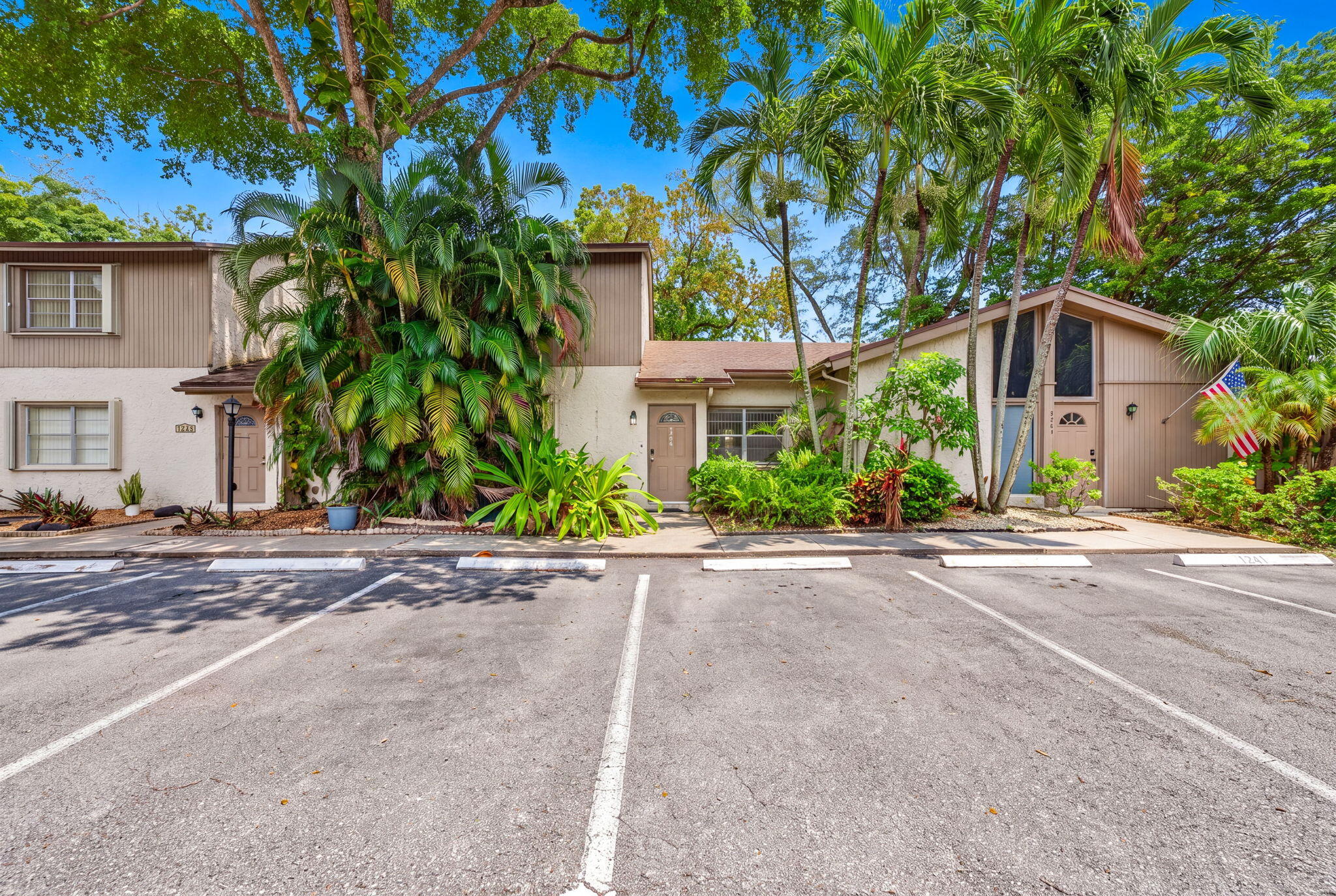 Foto de propiedad en 7243 W SUNRISE Boulevard 7243K, Plantation, FL 33313 Plantation con MLS# 