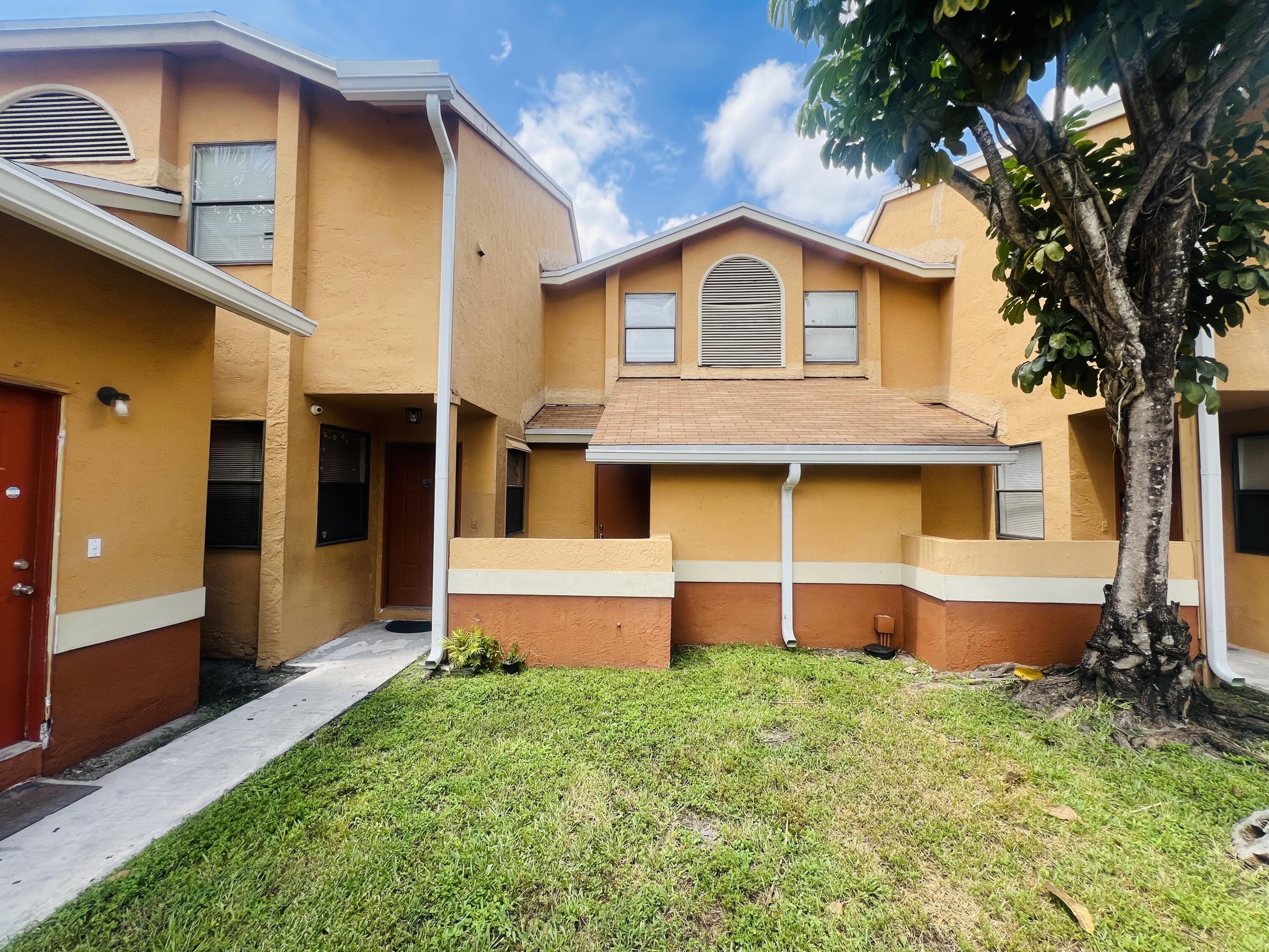 Foto de propiedad en 2491 NW 56th Avenue 103, Lauderhill, FL 33313 Lauderhill con MLS# 