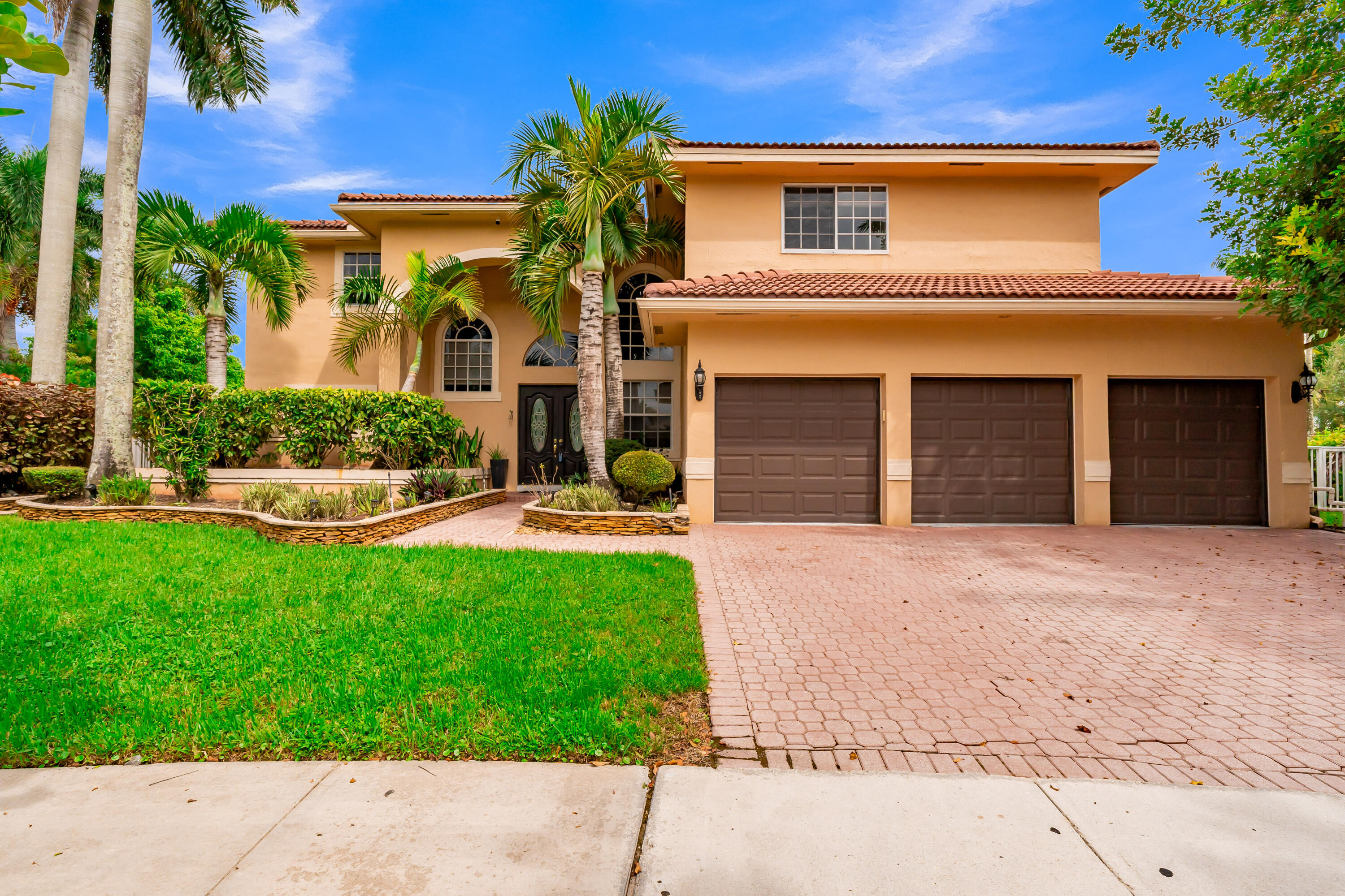 Foto de propiedad en 1333 SW 175th Way, Pembroke Pines, FL 33029 Pembroke Pines con MLS# 