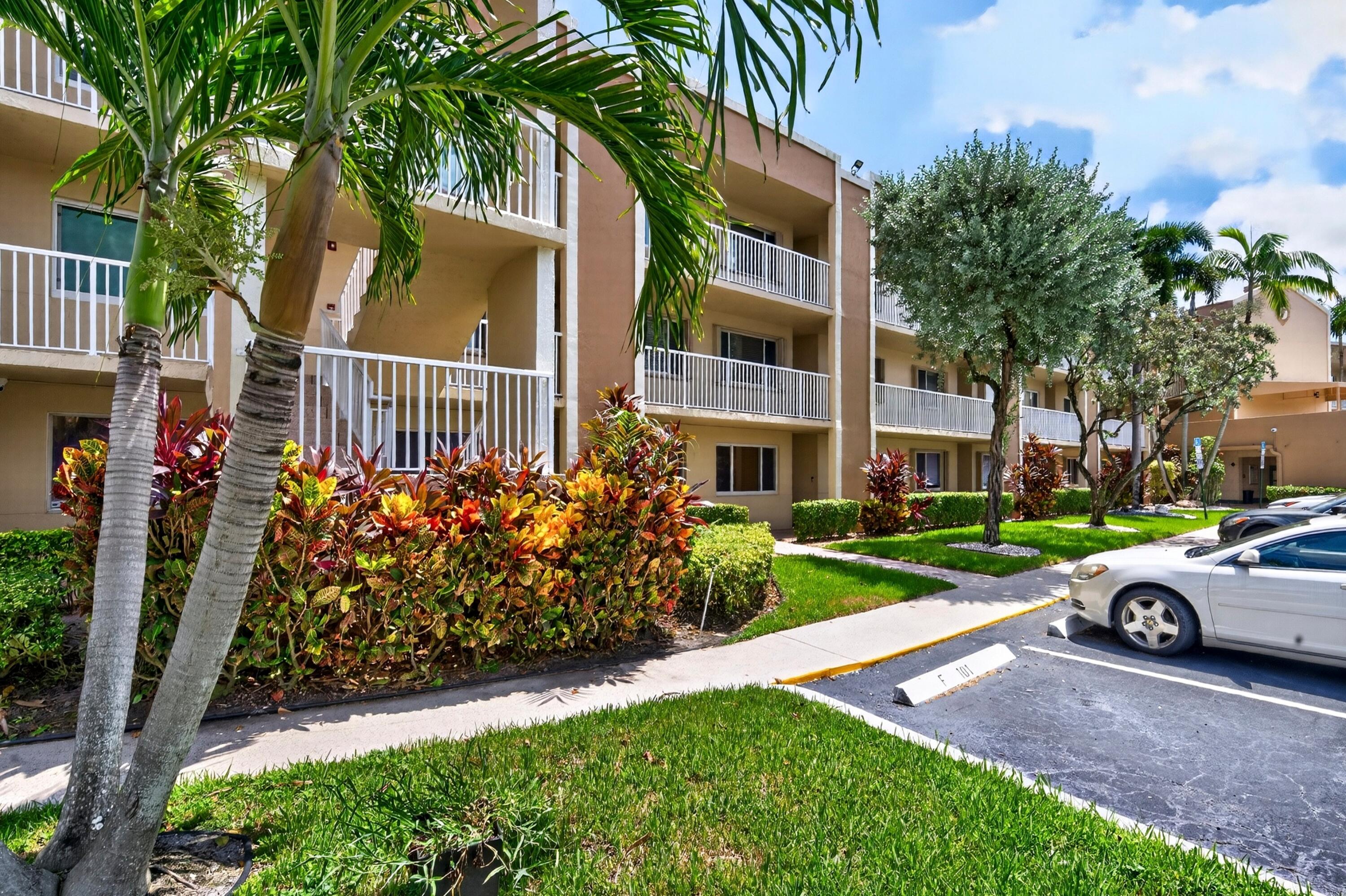 Foto de propiedad en 7348 N DEVON Drive 203, Tamarac, FL 33321 Tamarac con MLS# 