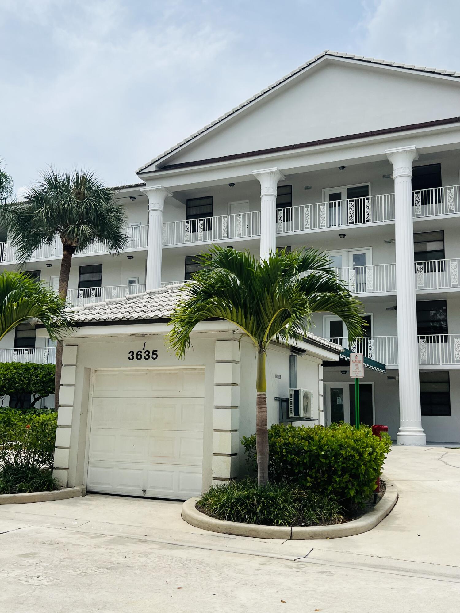 Foto de propiedad en 3635 WHITEHALL Drive 404, West Palm Beach, FL 33401 West Palm Beach con MLS# 