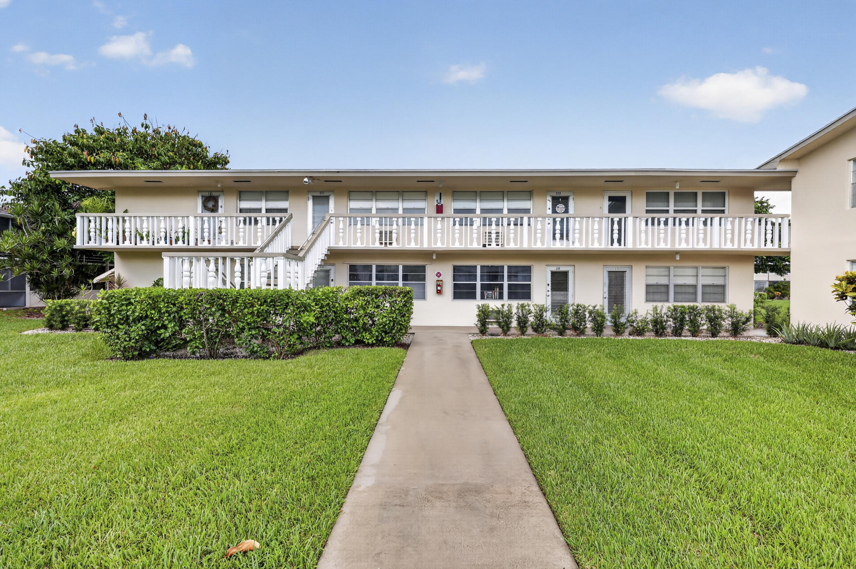 Foto de propiedad en 210 CANTERBURY J 210, West Palm Beach, FL 33417 West Palm Beach con MLS# 
