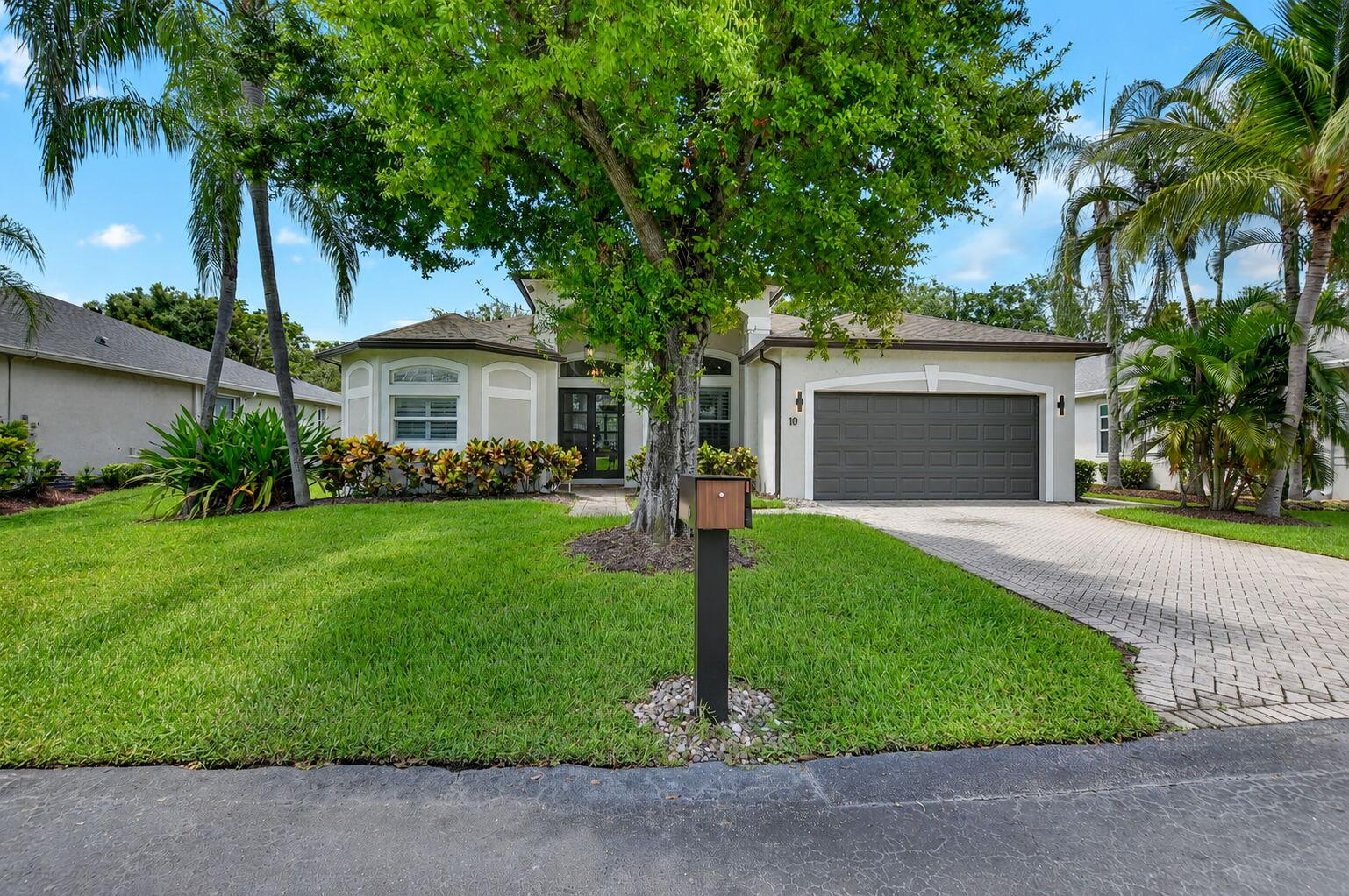 Foto de propiedad en 10 LAKE EDEN Drive, Boynton Beach, FL 33435 Boynton Beach con MLS# 