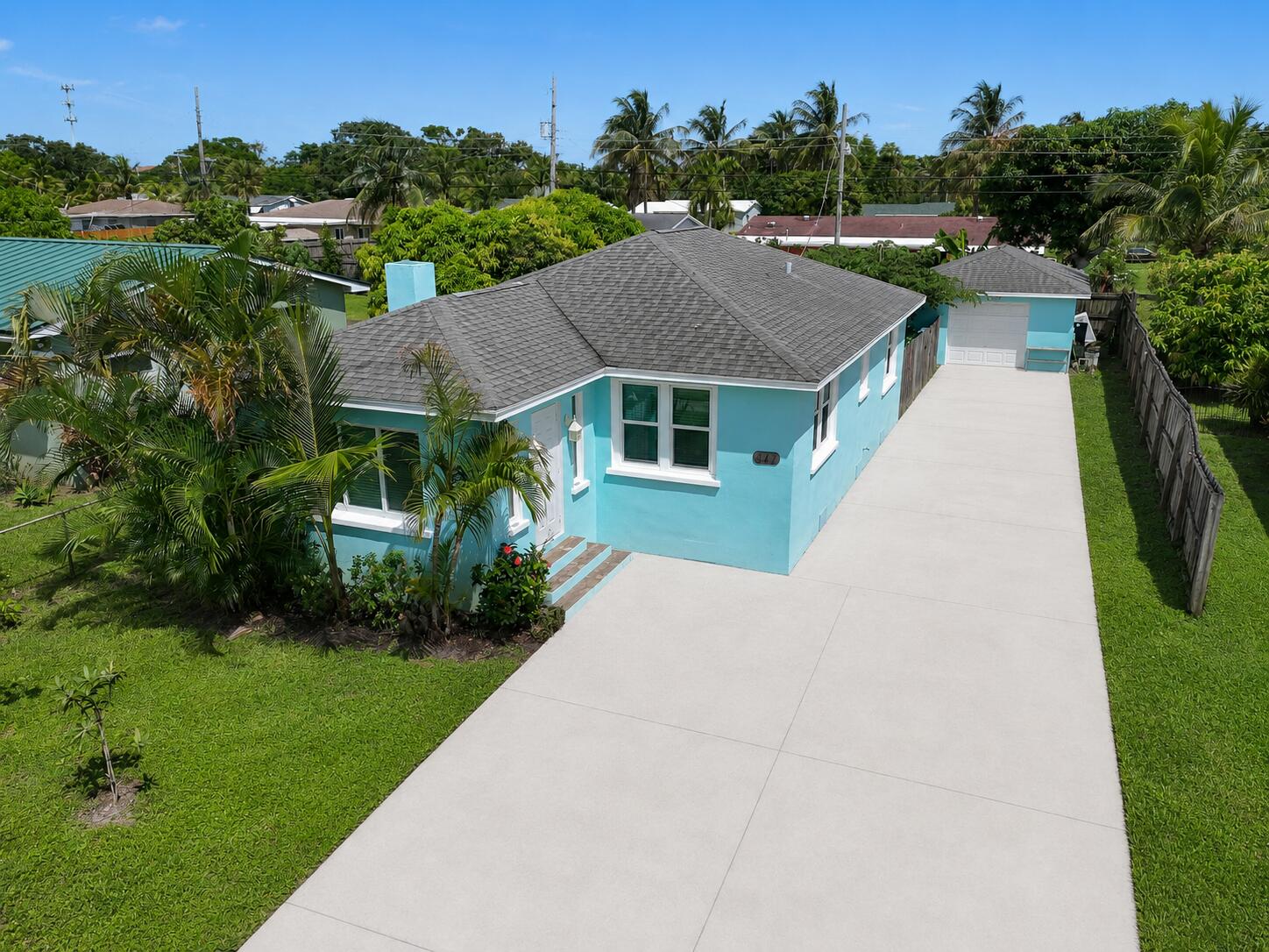 Foto de propiedad en 411 Evergreen Drive, Lake Park, FL 33403 Lake Park con MLS# 