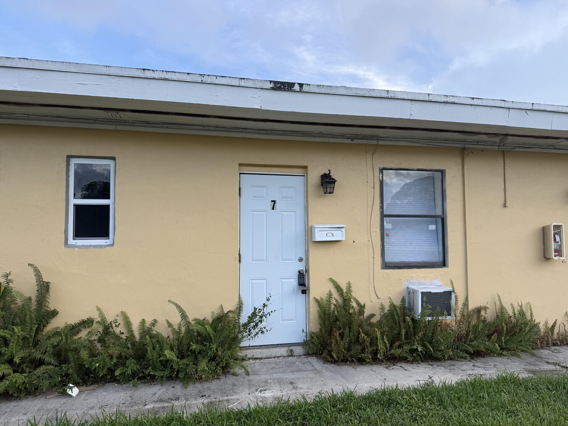 Foto de propiedad en 3300 Broadway 7, West Palm Beach, FL 33407 West Palm Beach con MLS# 