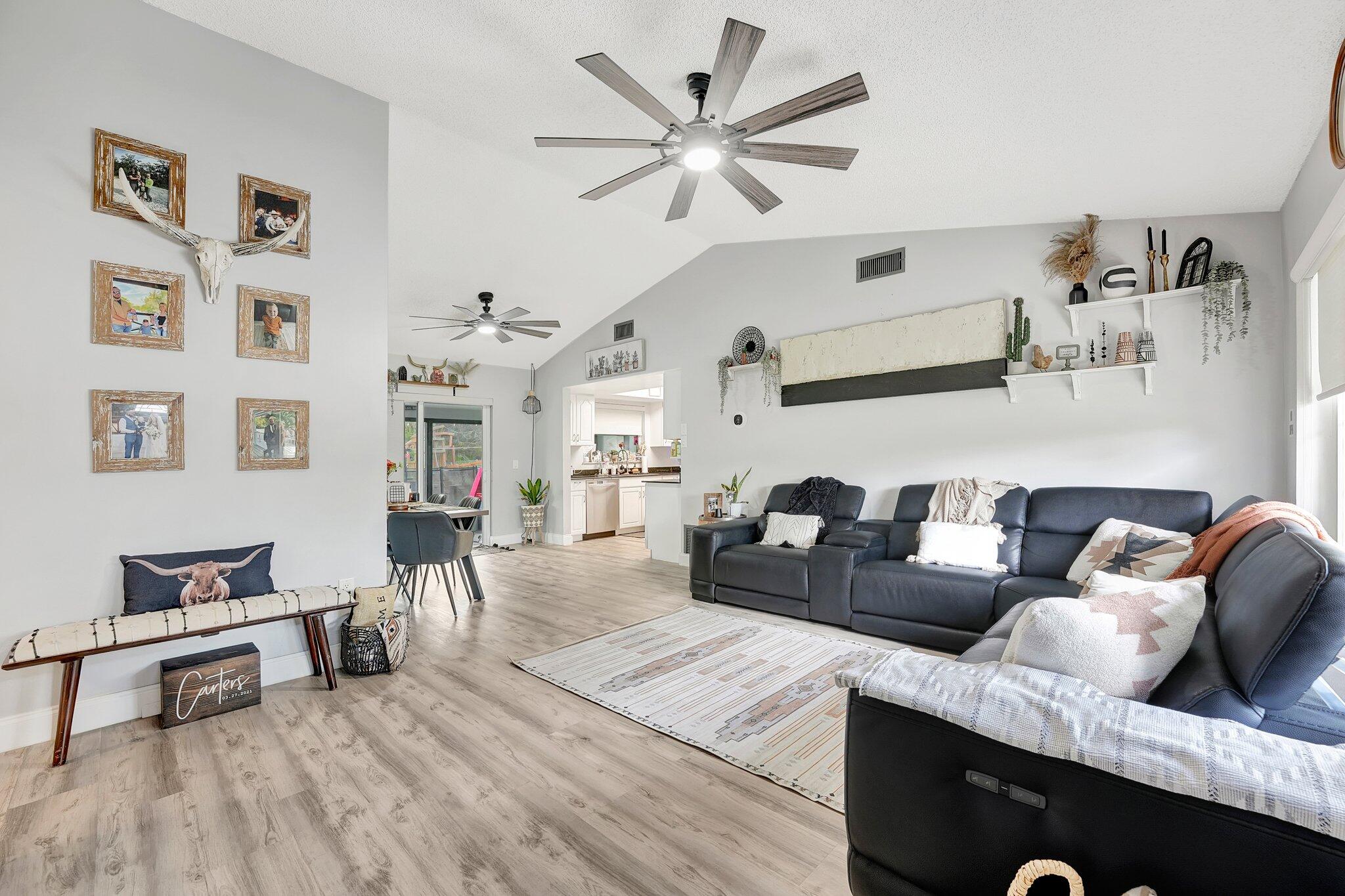 Foto de propiedad en 4770 NW 113th Avenue, Sunrise, FL 33323 Sunrise con MLS# 