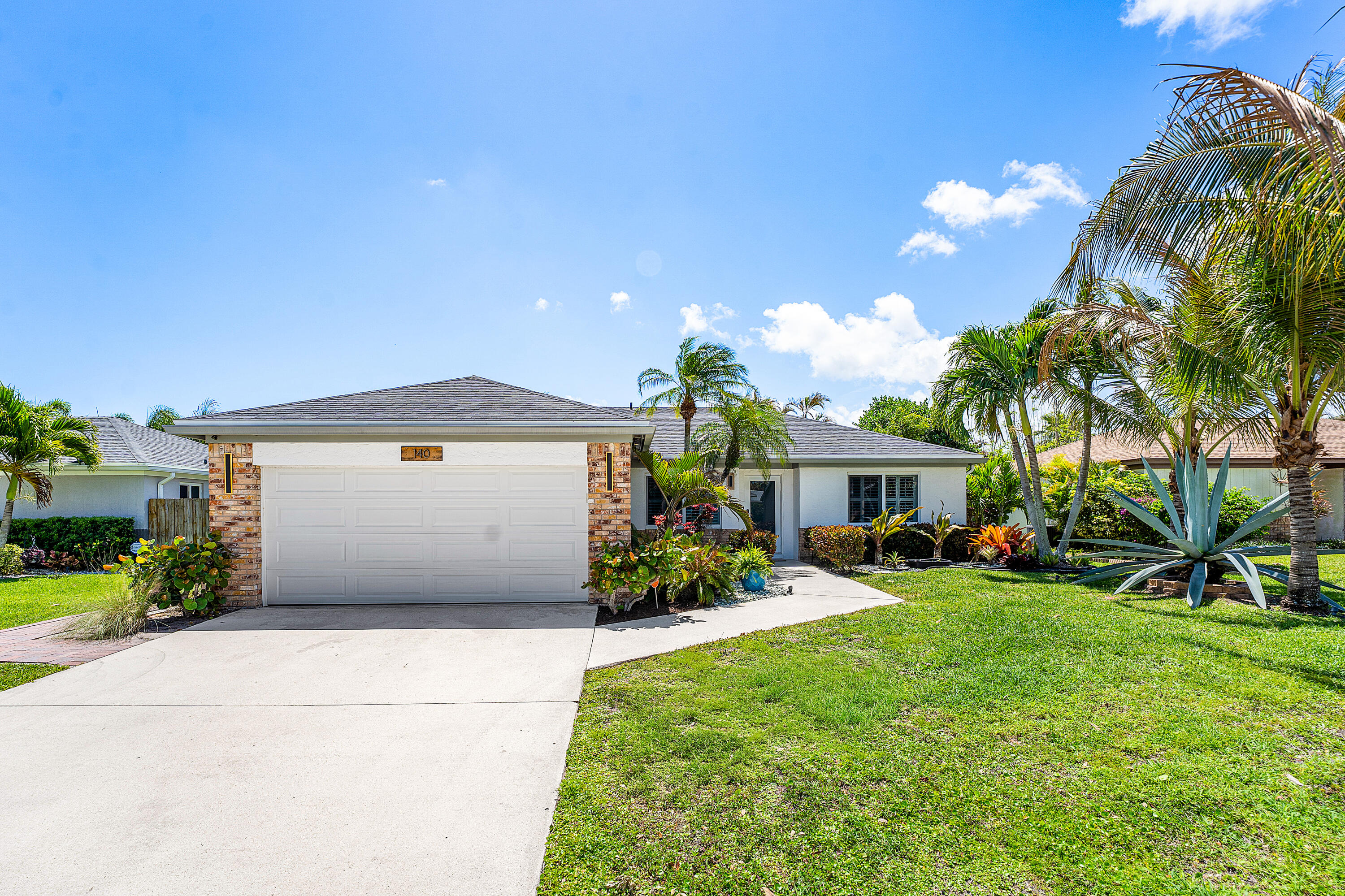 Foto de propiedad en 140 Arrowhead Circle, Jupiter, FL 33458 Jupiter con MLS# 