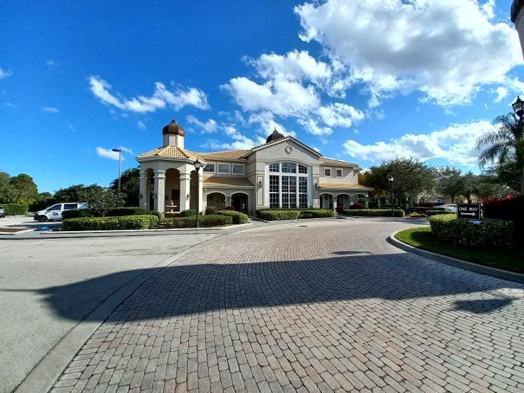 Foto de propiedad en 128 SW Peacock Boulevard, Port St. Lucie, FL 34986 Port St. Lucie con MLS# 