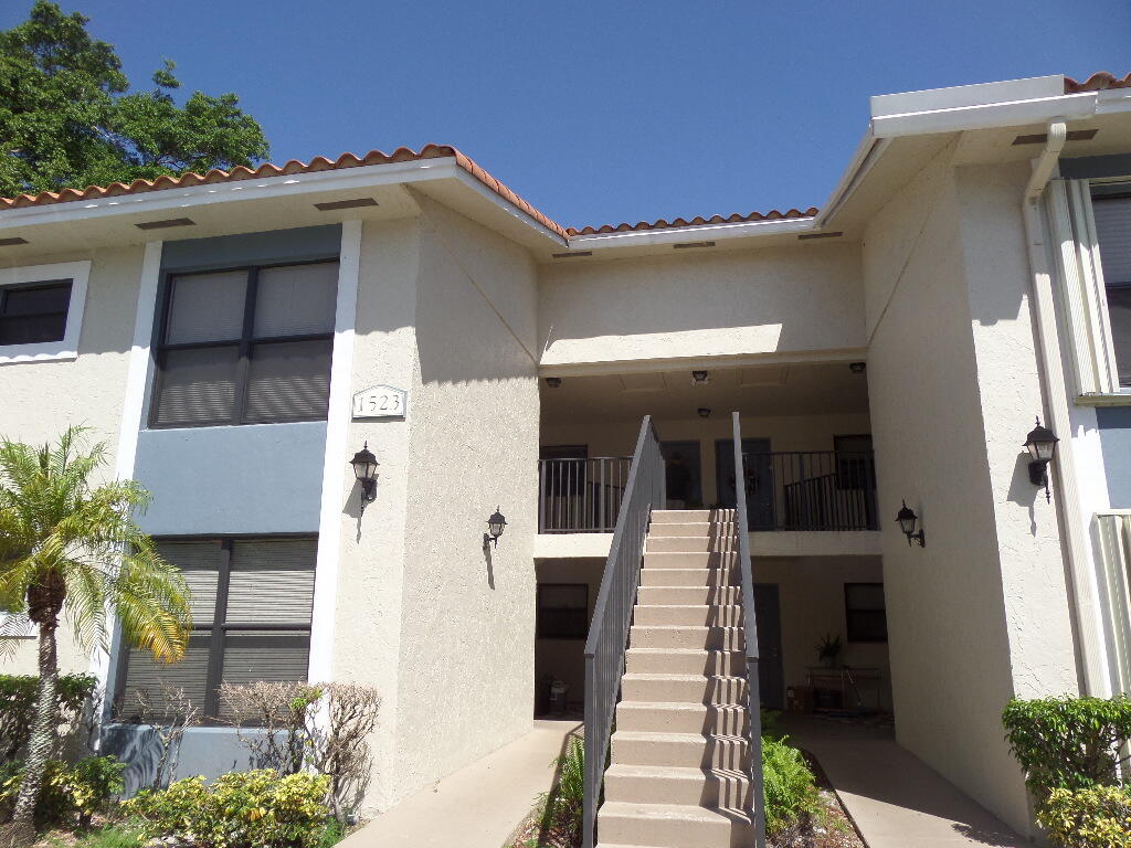 Foto de propiedad en 1523 LAKE CRYSTAL Drive F, West Palm Beach, FL 33411 West Palm Beach con MLS# 