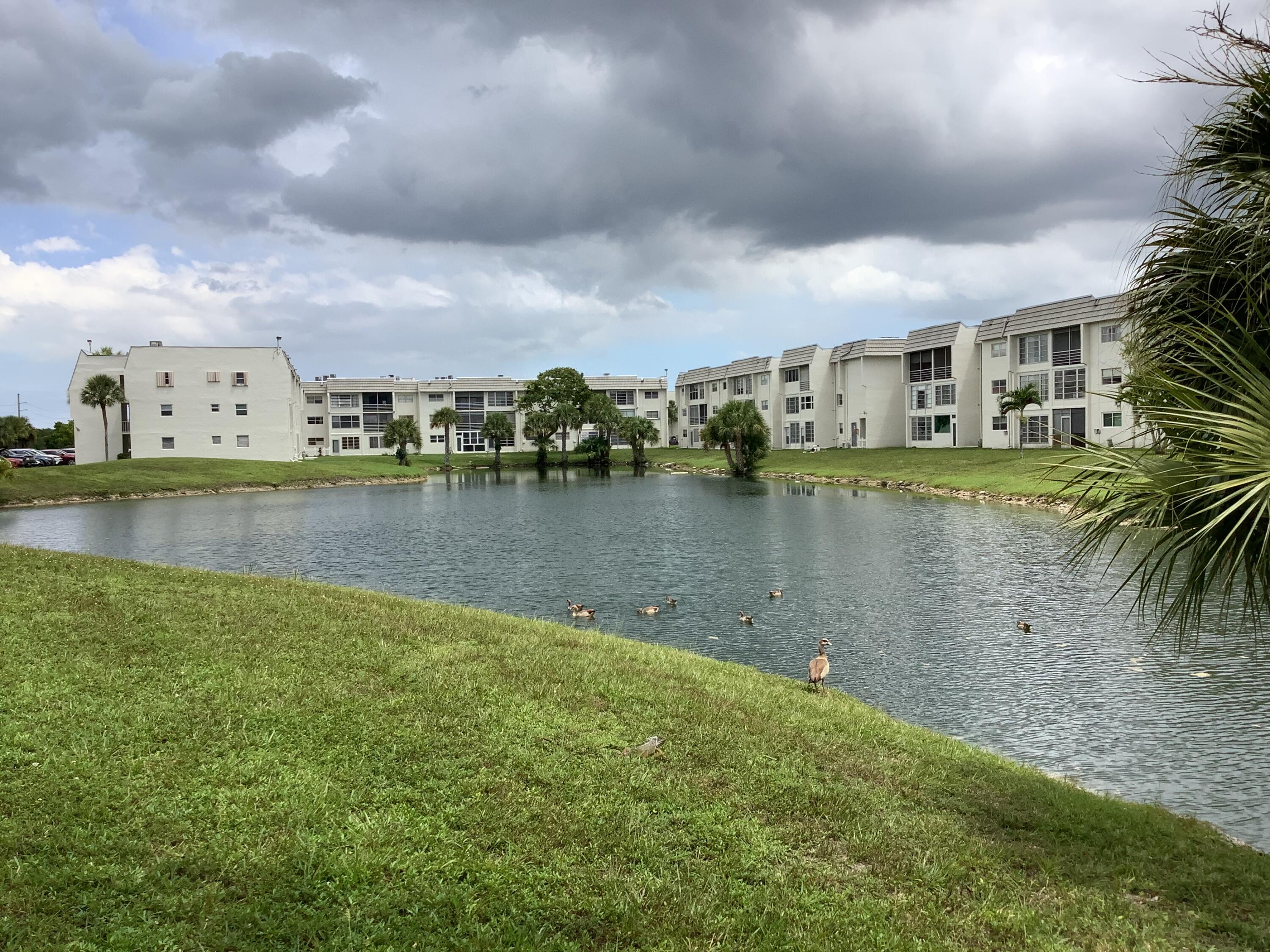 Foto de propiedad en 8400 Sunrise Lakes Boulevard Unit 101, Sunrise, FL 33322 Sunrise con MLS# 