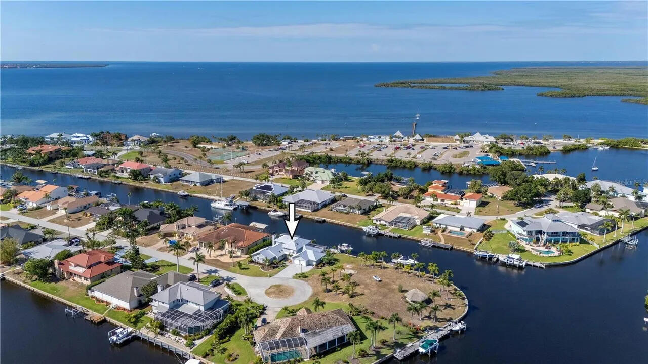 Foto de propiedad en 139 Seville Place SW, Port Charlotte, FL 33952 Port Charlotte con MLS# 