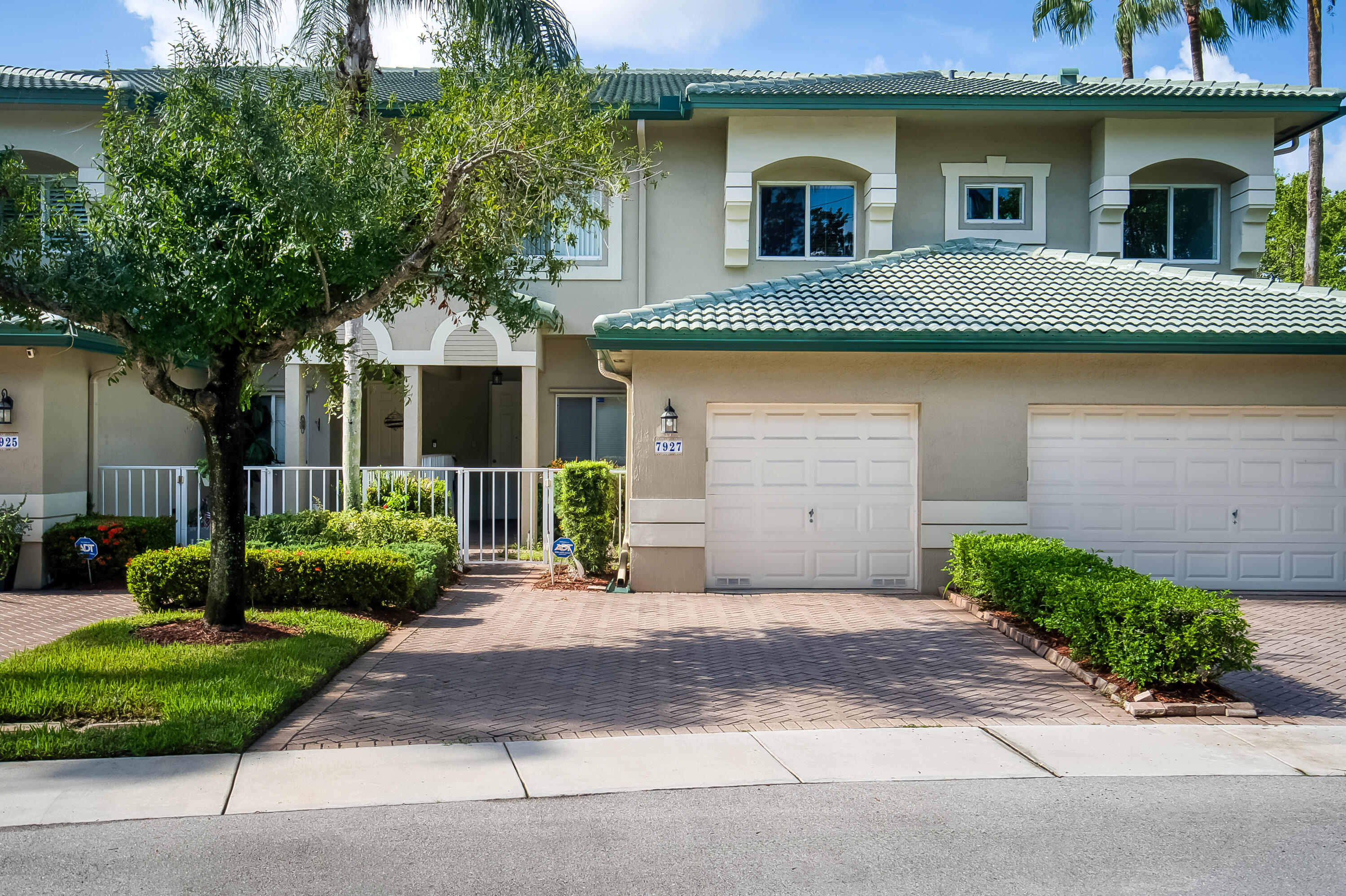 Foto de propiedad en 7927 Exeter Boulevard E, Tamarac, FL 33321 Tamarac con MLS# 