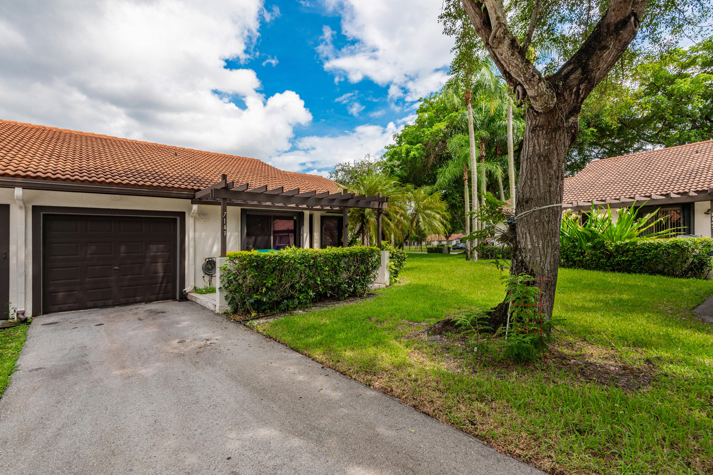 Foto de propiedad en 7143 WISTERIA Way, Tamarac, FL 33321 Tamarac con MLS# 