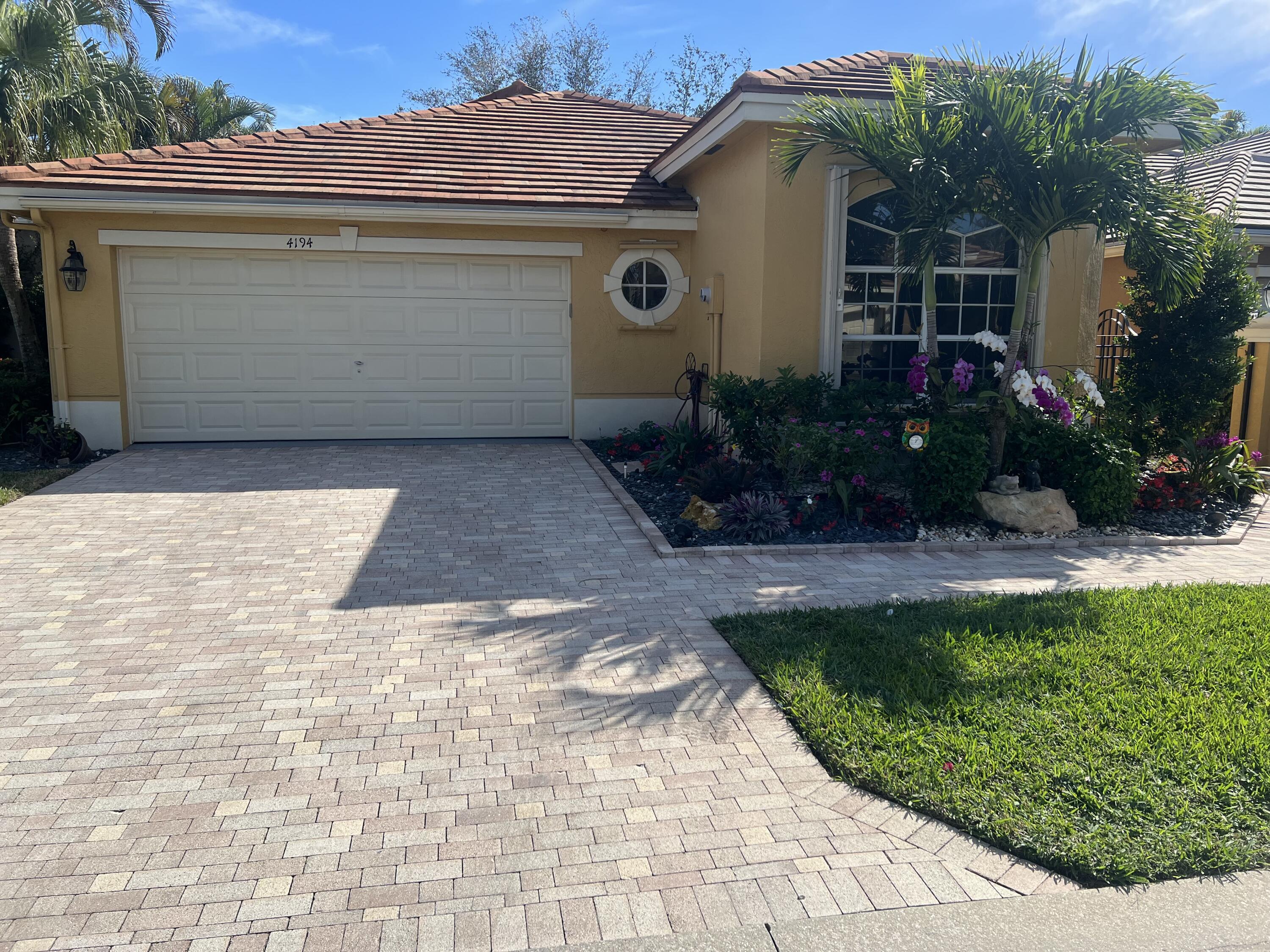 Foto de propiedad en 4194 IMPERIAL ISLE Drive, Lake Worth, FL 33449 Lake Worth con MLS# 