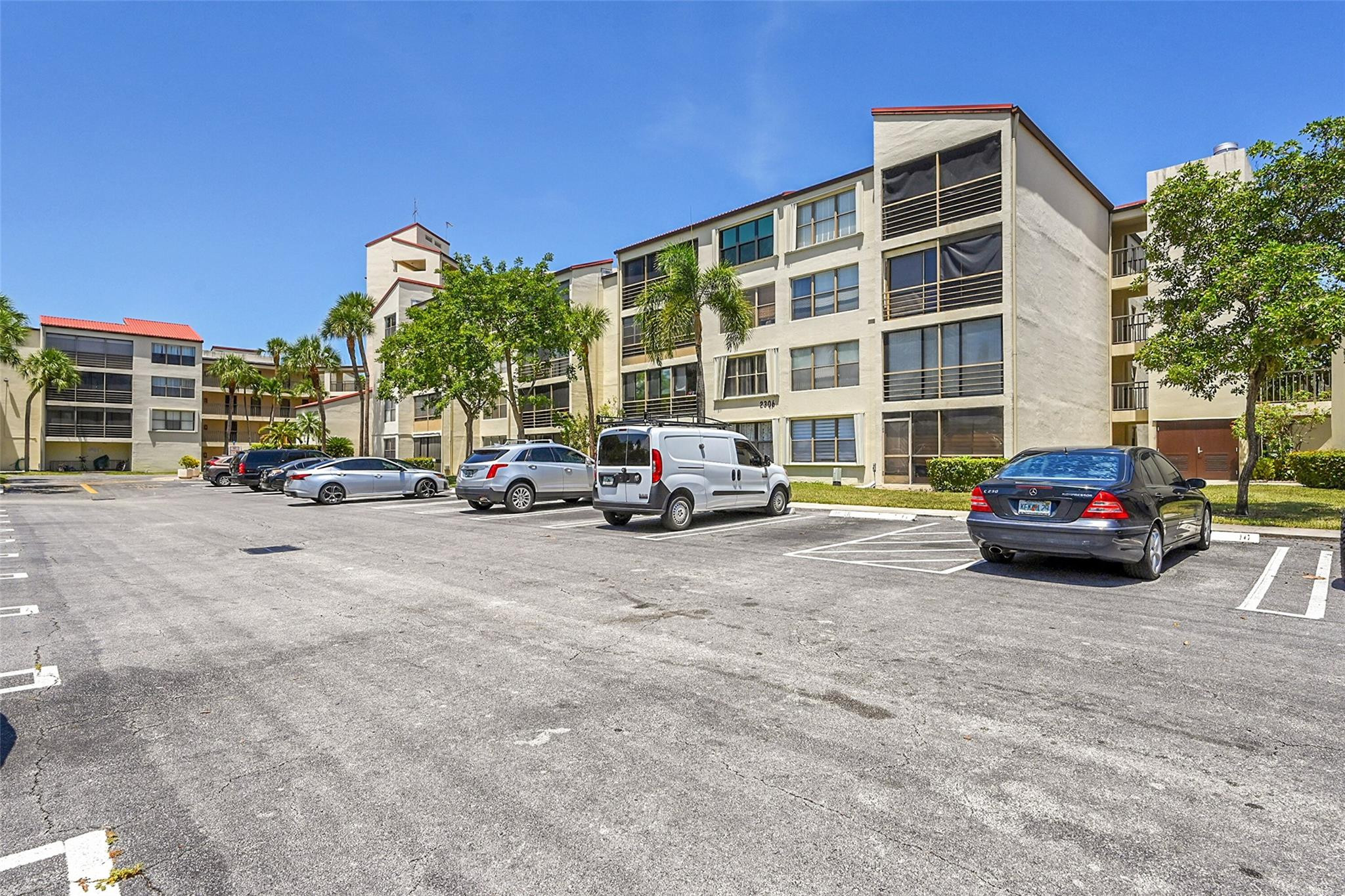 Foto de propiedad en 2304 S CYPRESS BEND Drive 512, Pompano Beach, FL 33069 Pompano Beach con MLS#