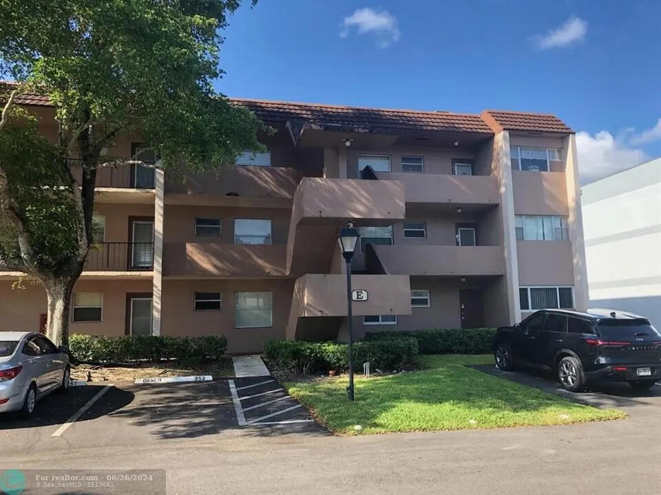 Foto de propiedad en 8350 SANDS POINT Boulevard E310, Tamarac, FL 33321 Tamarac con MLS# 