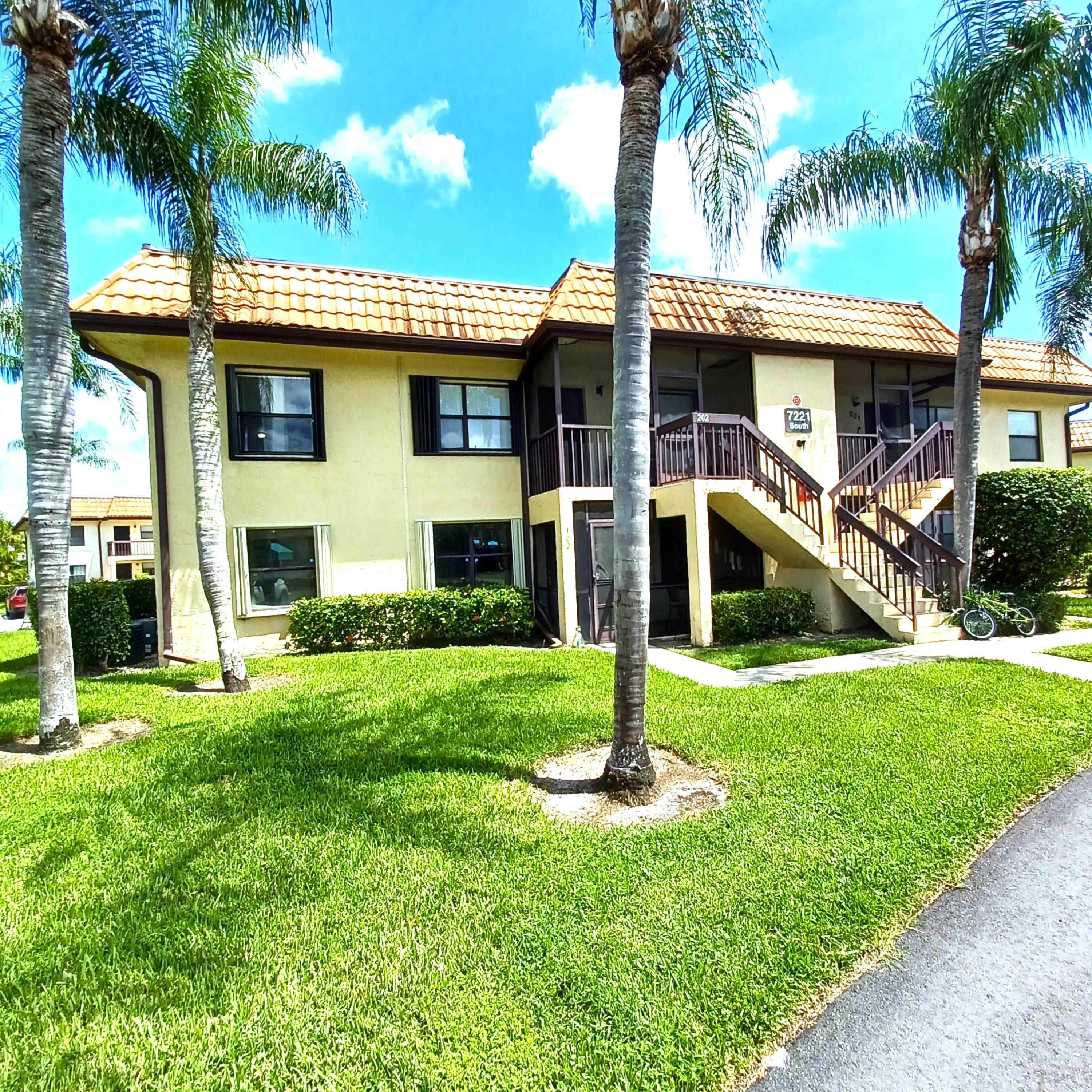 FIRST FLOOR / 2 BD / 2 BTH + SCREENED PATIO Rm