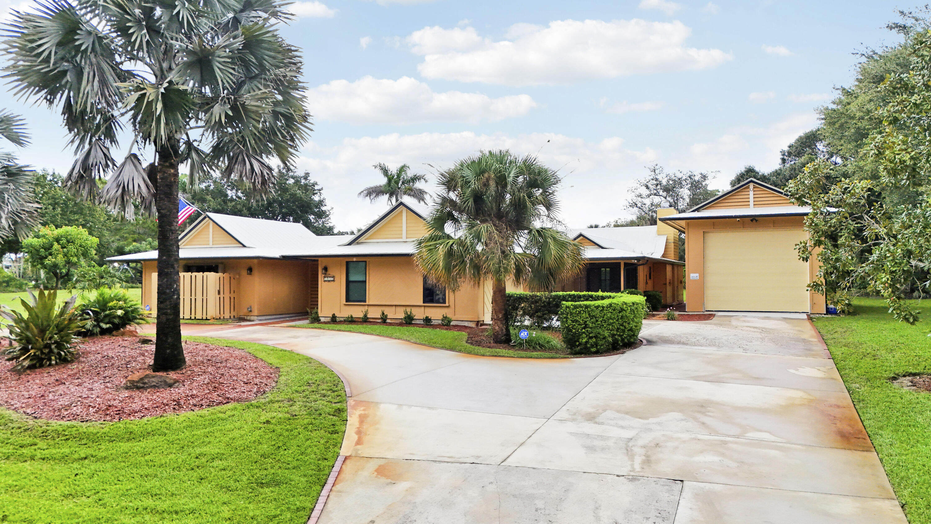 Unique Acre Estate, Guest Quarters, Resort Syle Courtyard Pool and Exceptional Garage Space