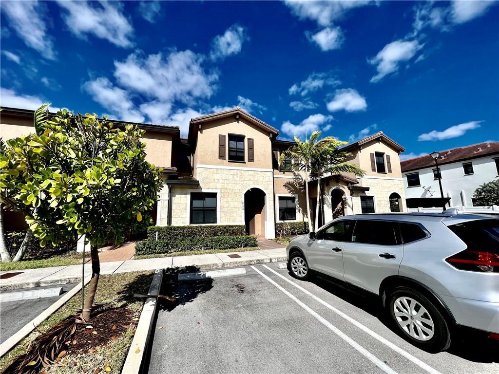 Foto de propiedad en 10490 W 33RD Way, Hialeah, FL 33018 Hialeah con MLS# 