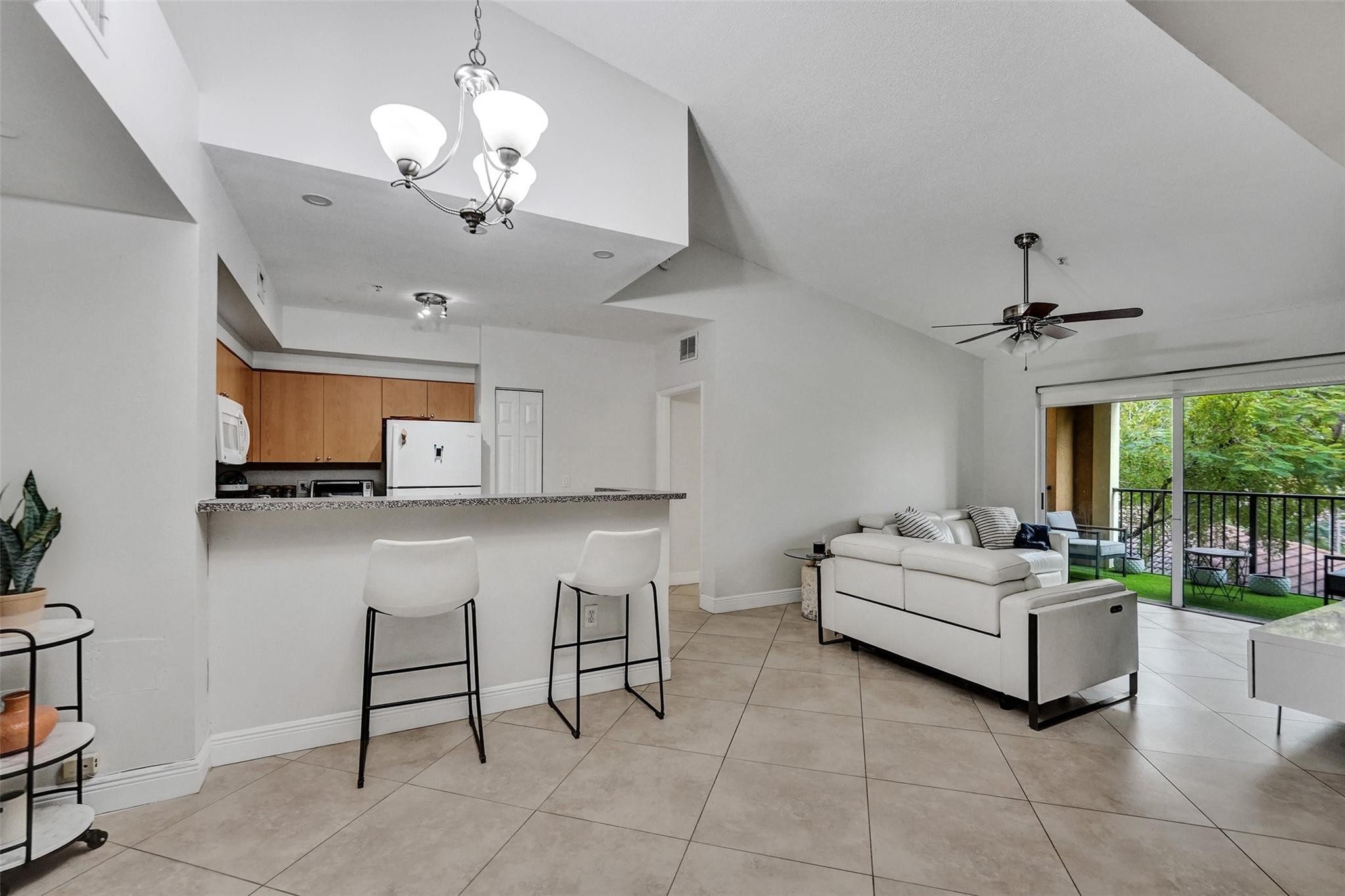 Foto de propiedad en 7940 N NOB HILL Road 304, Tamarac, FL 33321 Tamarac con MLS# 