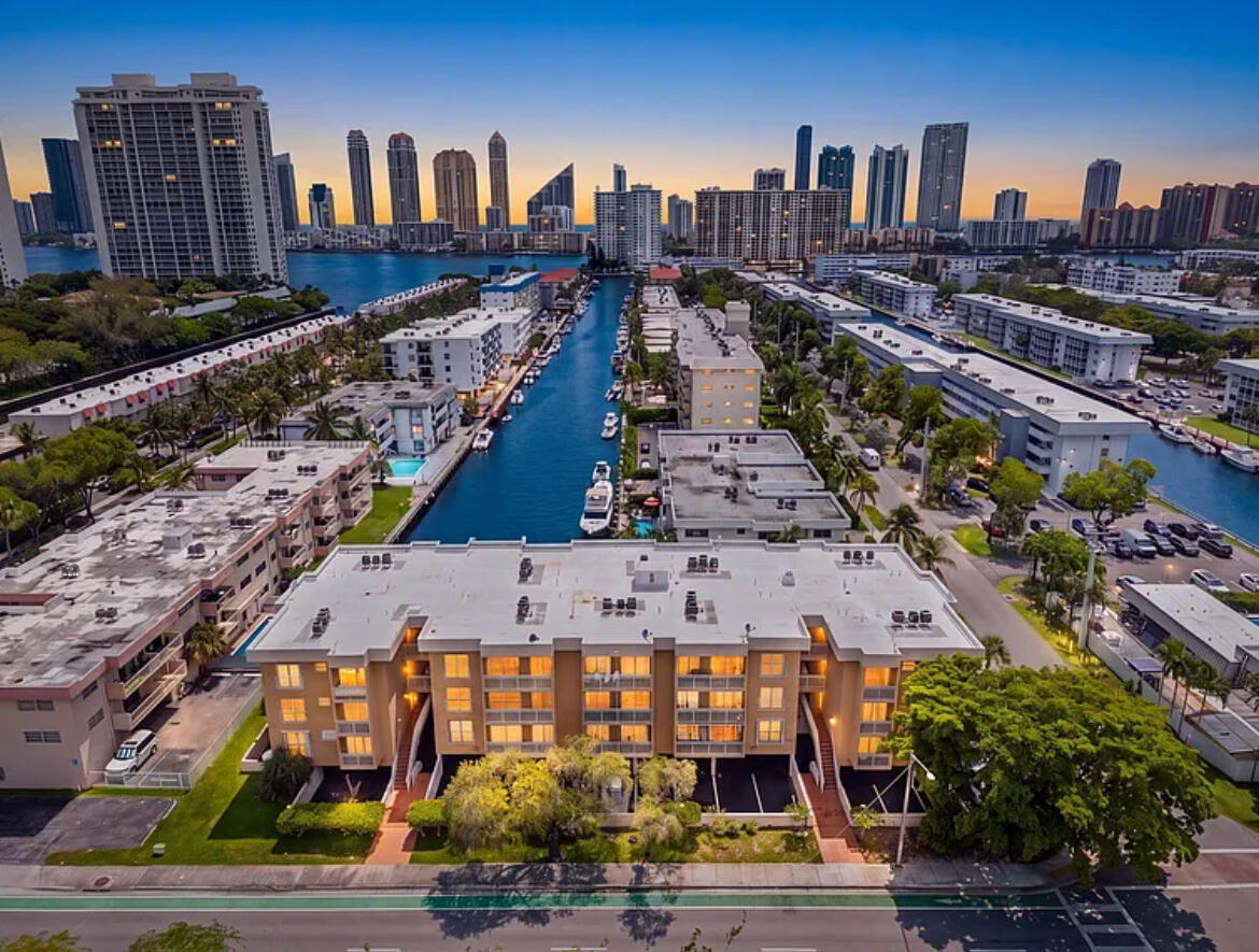 En Venta 17051 NE 35TH Avenue 307, North Miami Beach, FL 33160, North Miami Beach, FL 33160