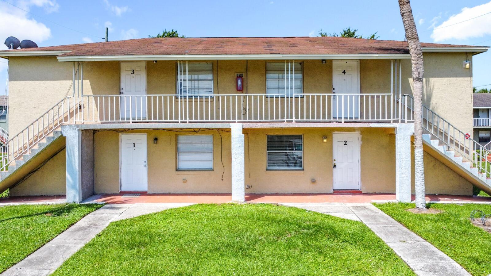 Foto de propiedad en 694 MICHIGAN Court 1, St. Cloud, FL 34769 St. Cloud con MLS# 