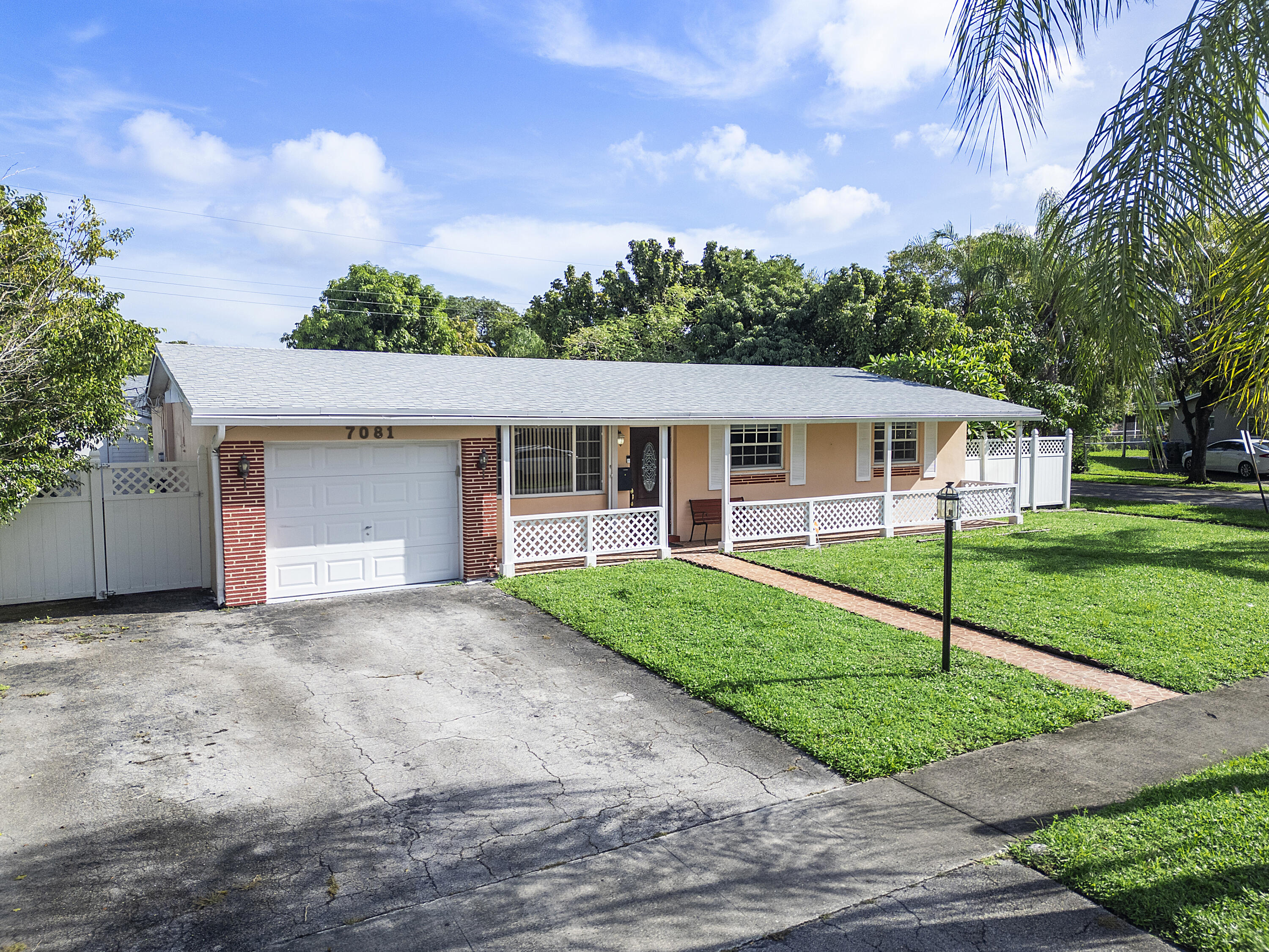 Foto de propiedad en 7081 TAYLOR Street, Hollywood, FL 33024 Hollywood con MLS# 