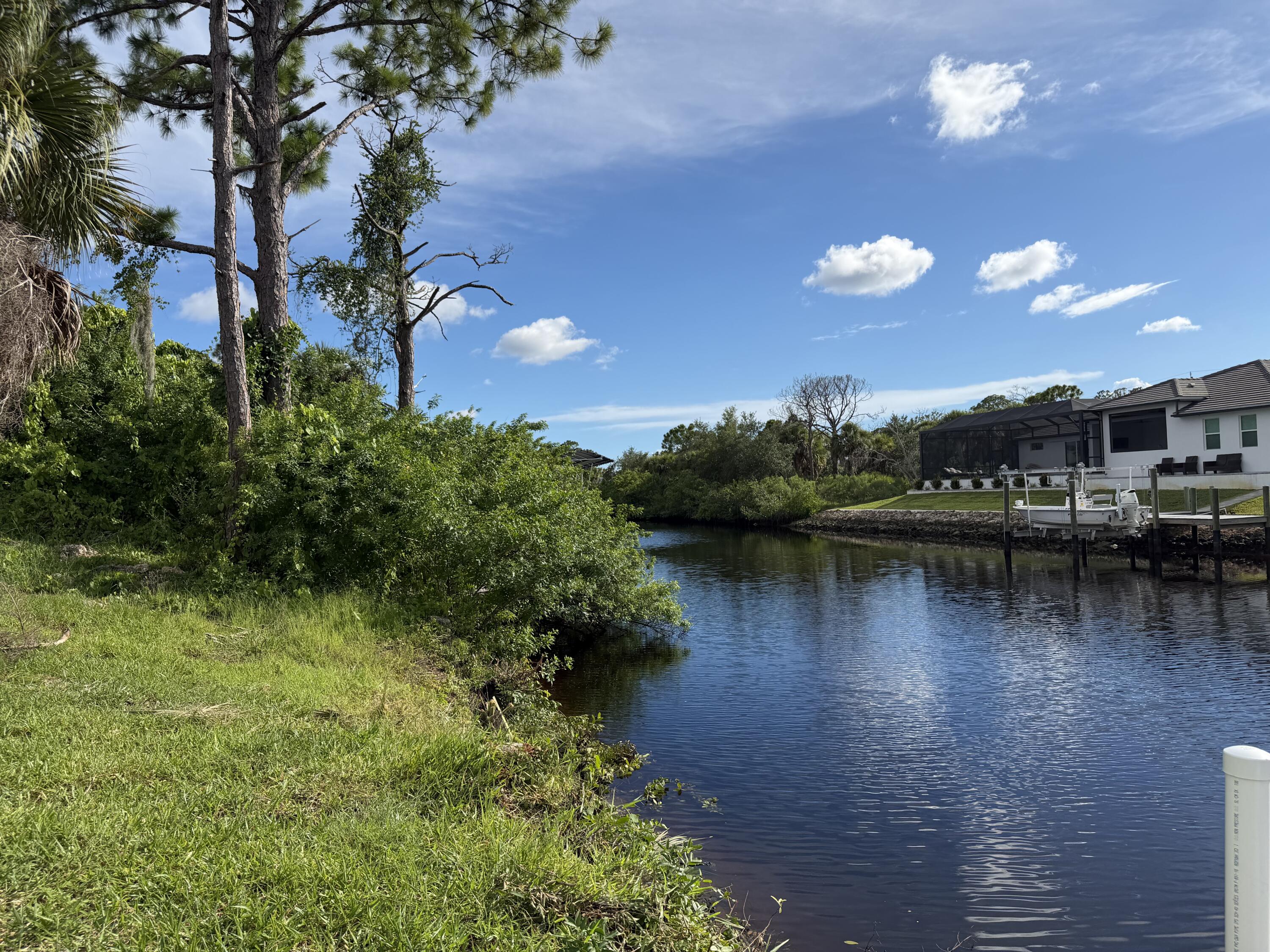 Foto de propiedad en 1277 Liggett Circle, Port Charlotte, FL 33953 Port Charlotte con MLS# 