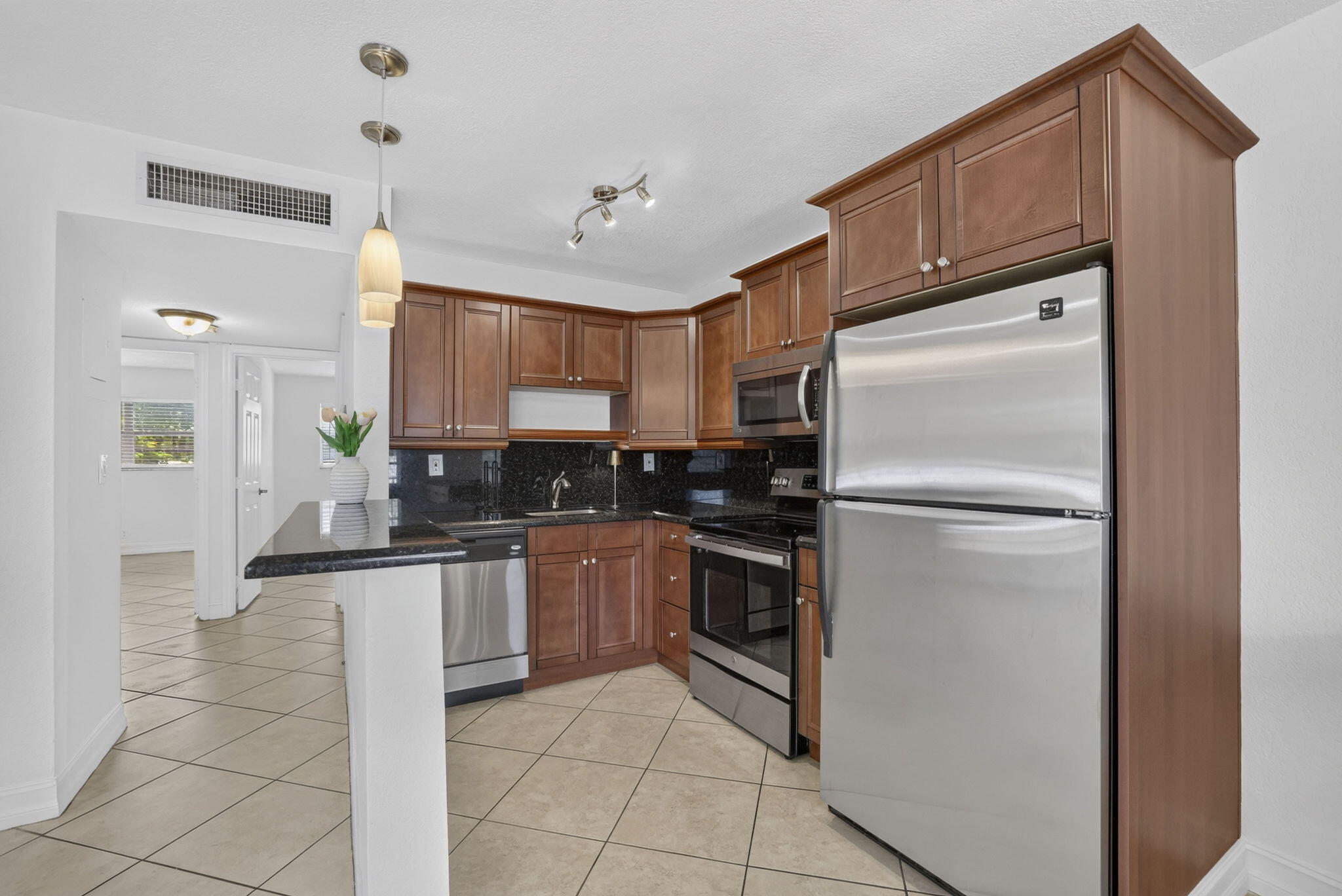 Imaculate 2 bed 1 bath, top floor unit with all the upgrades