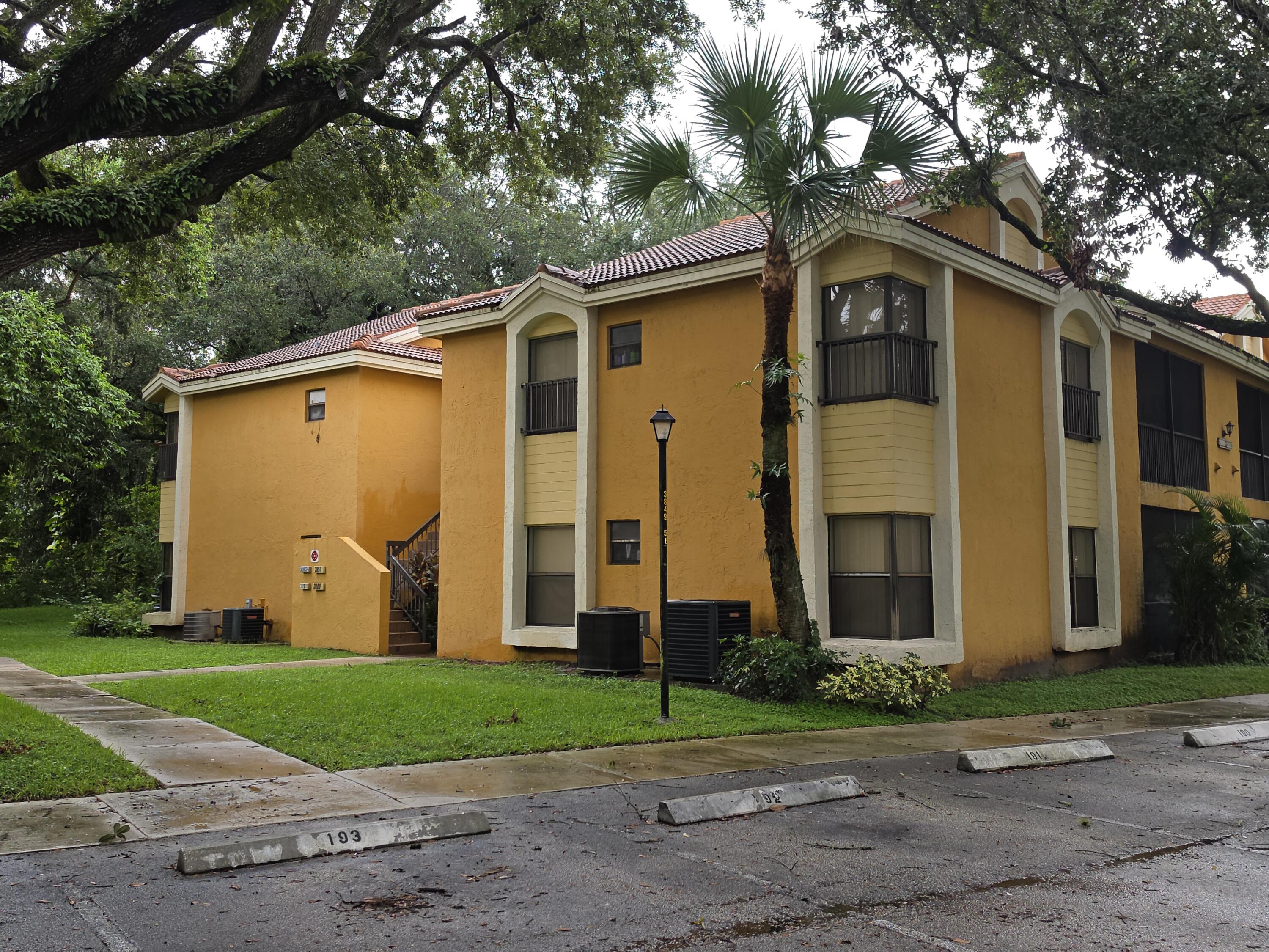 Foto de propiedad en 3852 Coral Tree Circle, Coconut Creek, FL 33073 Coconut Creek con MLS# 