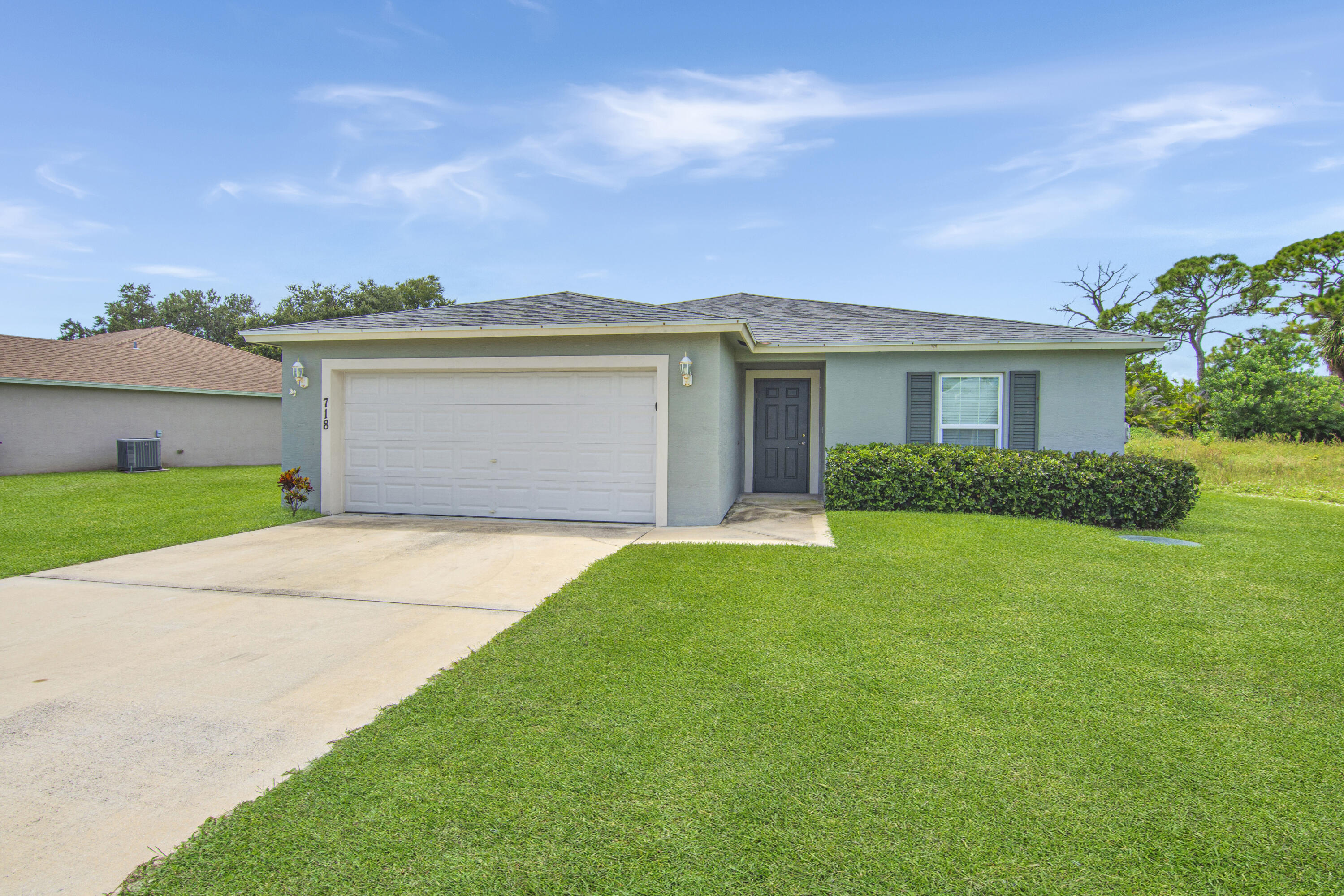 En Venta 718 NE Perch Lane, Port St. Lucie, FL 34983, Port St. Lucie, FL 34983