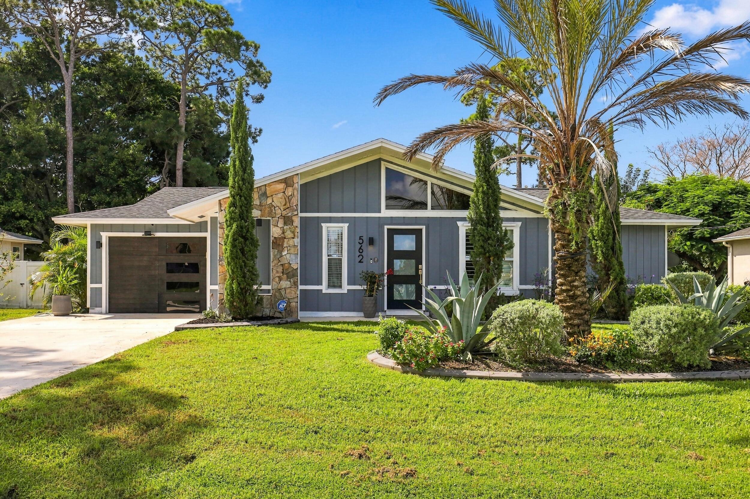 En Venta 562 SW Eyerly Avenue, Port St. Lucie, FL 34983, Port St. Lucie, FL 34983